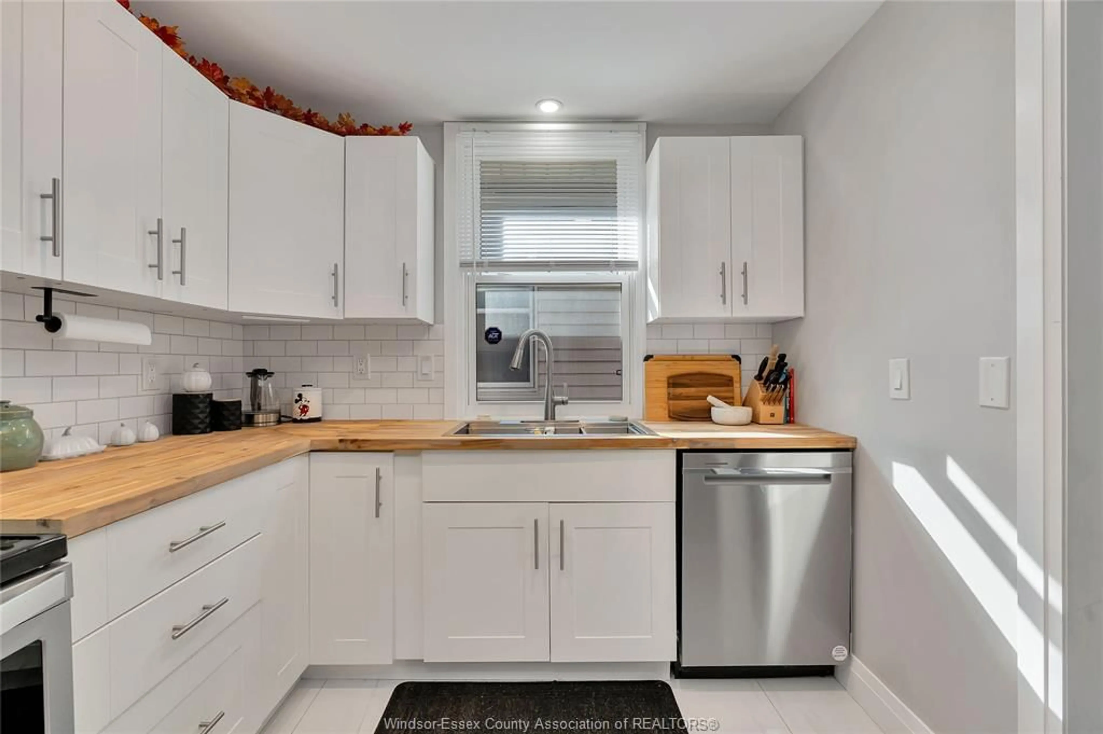 Standard kitchen, unknown for 1386 LILLIAN, Windsor Ontario N8X 4A5