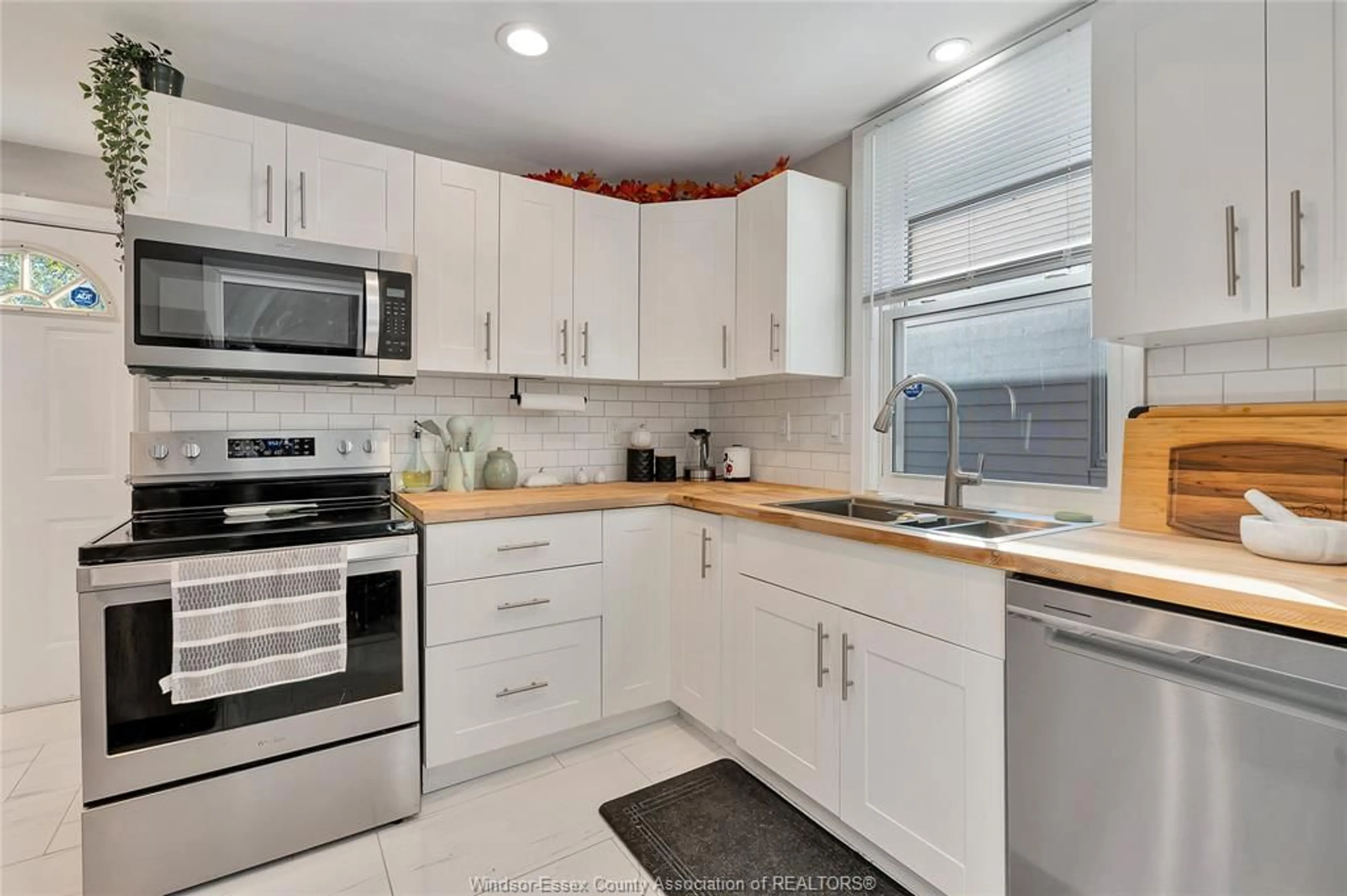 Standard kitchen, ceramic/tile floor for 1386 LILLIAN, Windsor Ontario N8X 4A5