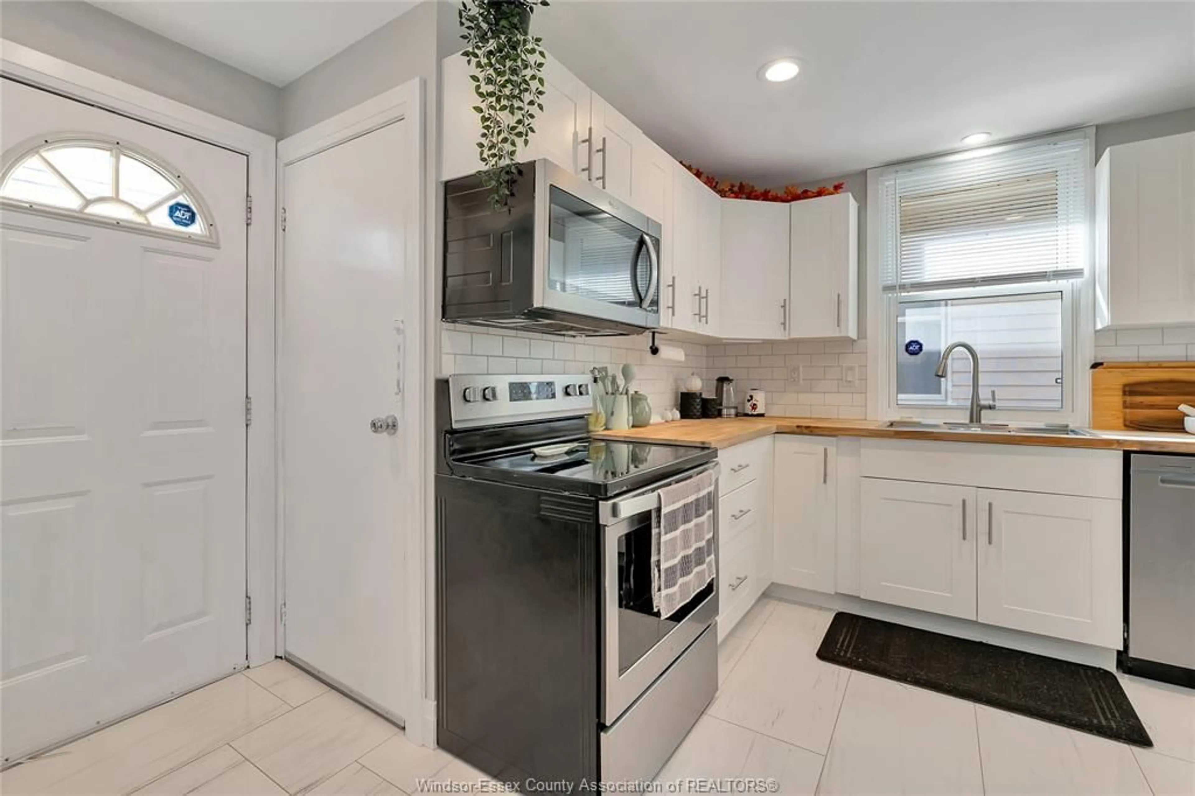 Standard kitchen, ceramic/tile floor for 1386 LILLIAN, Windsor Ontario N8X 4A5