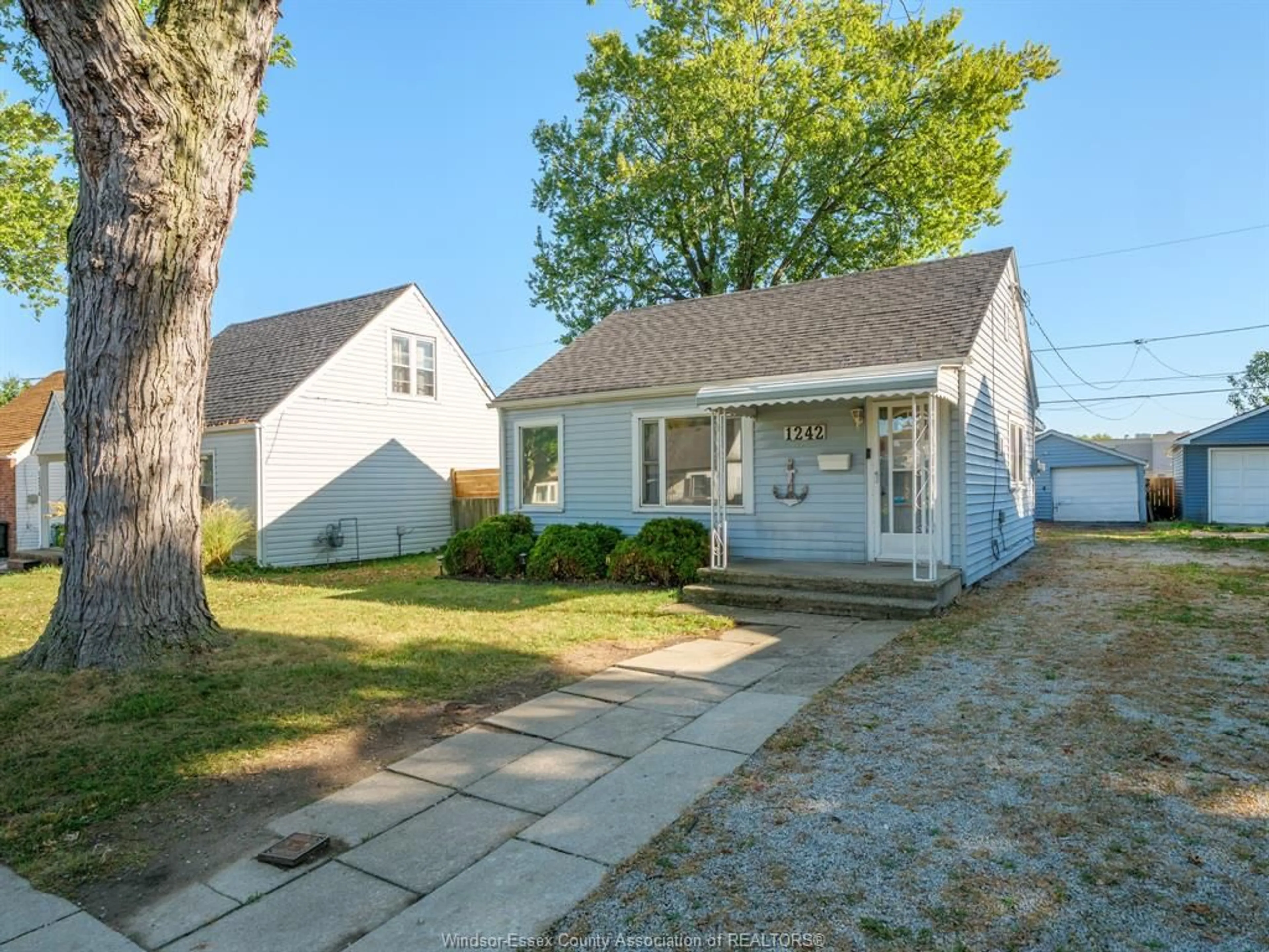A pic from outside/outdoor area/front of a property/back of a property/a pic from drone, street for 1242 PARTINGTON Ave, Windsor Ontario N9B 2P4