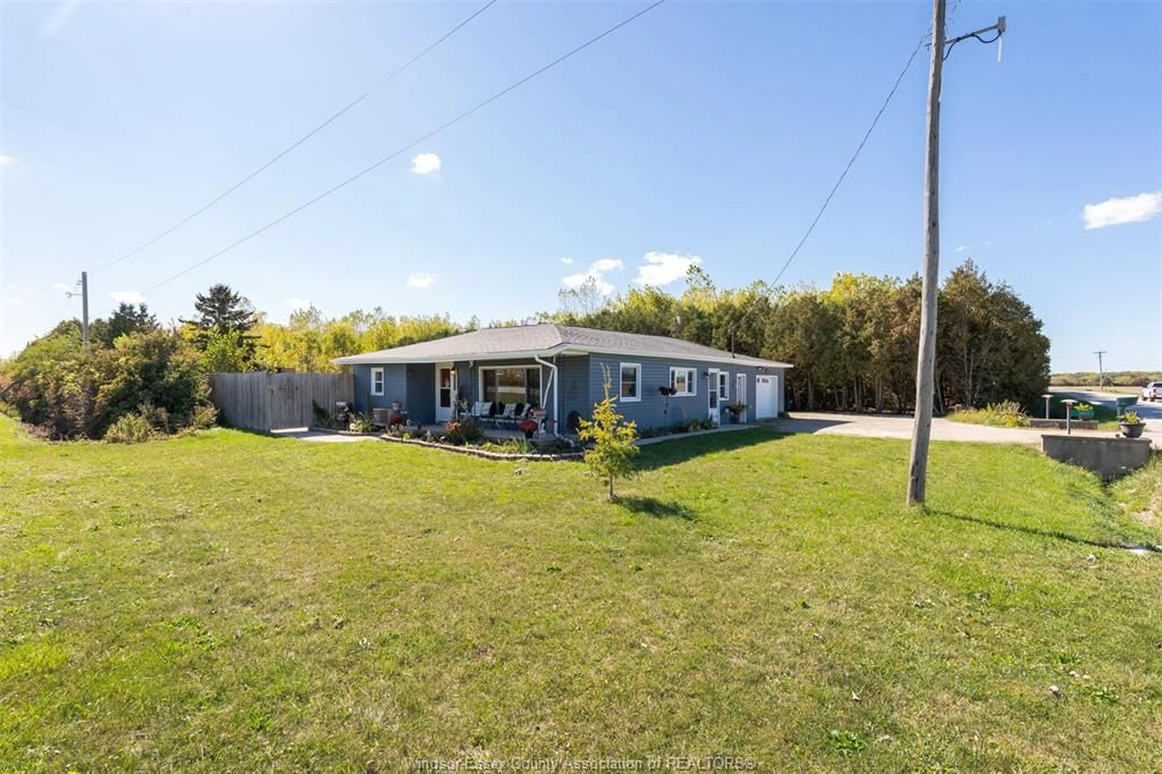 A pic from outside/outdoor area/front of a property/back of a property/a pic from drone, water/lake/river/ocean view for 3861 TEXAS Rd, Amherstburg Ontario N9V 2Y9