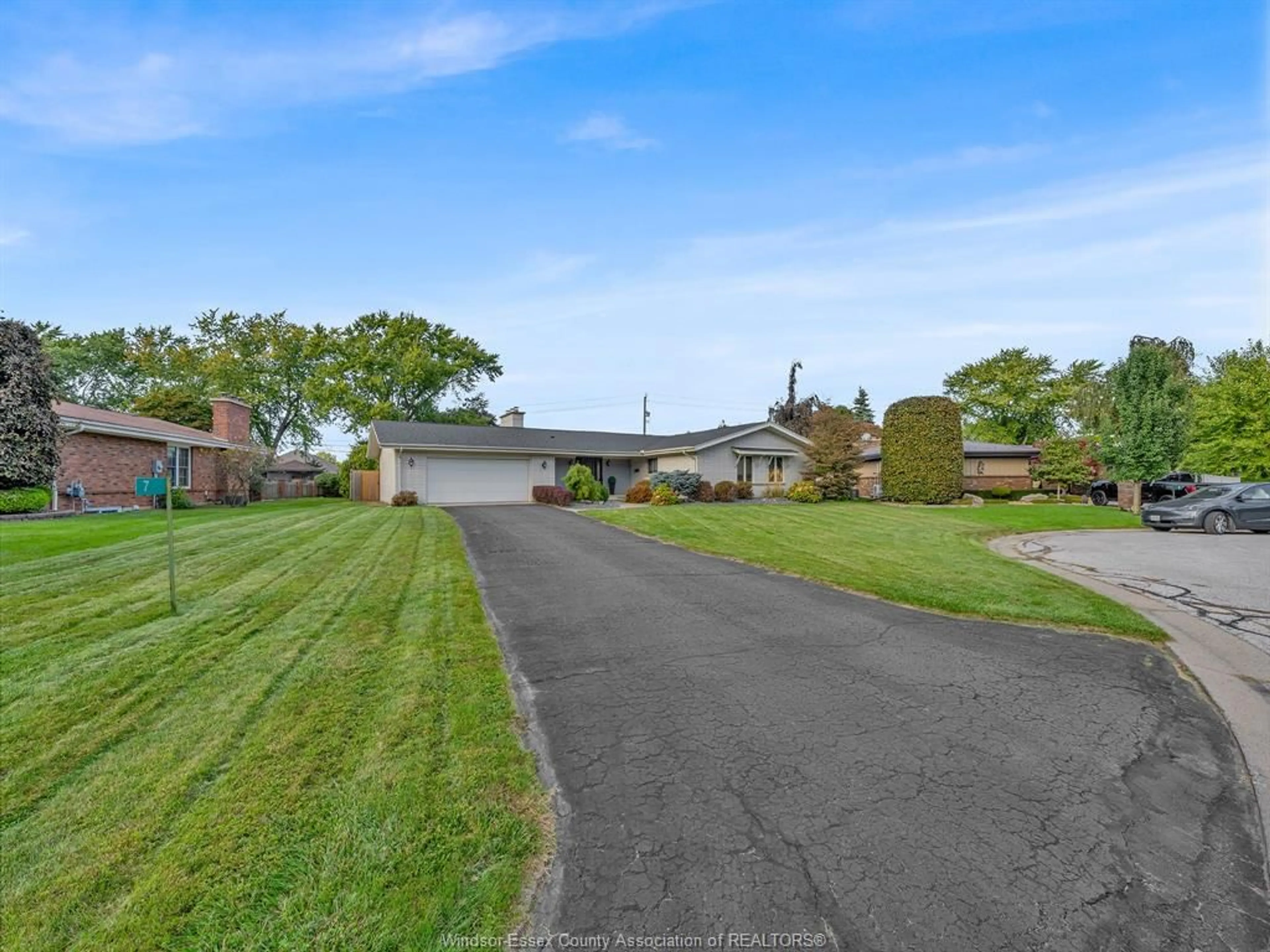 A pic from outside/outdoor area/front of a property/back of a property/a pic from drone, street for 7 LONGBEACH Dr, Leamington Ontario N8H 4H9