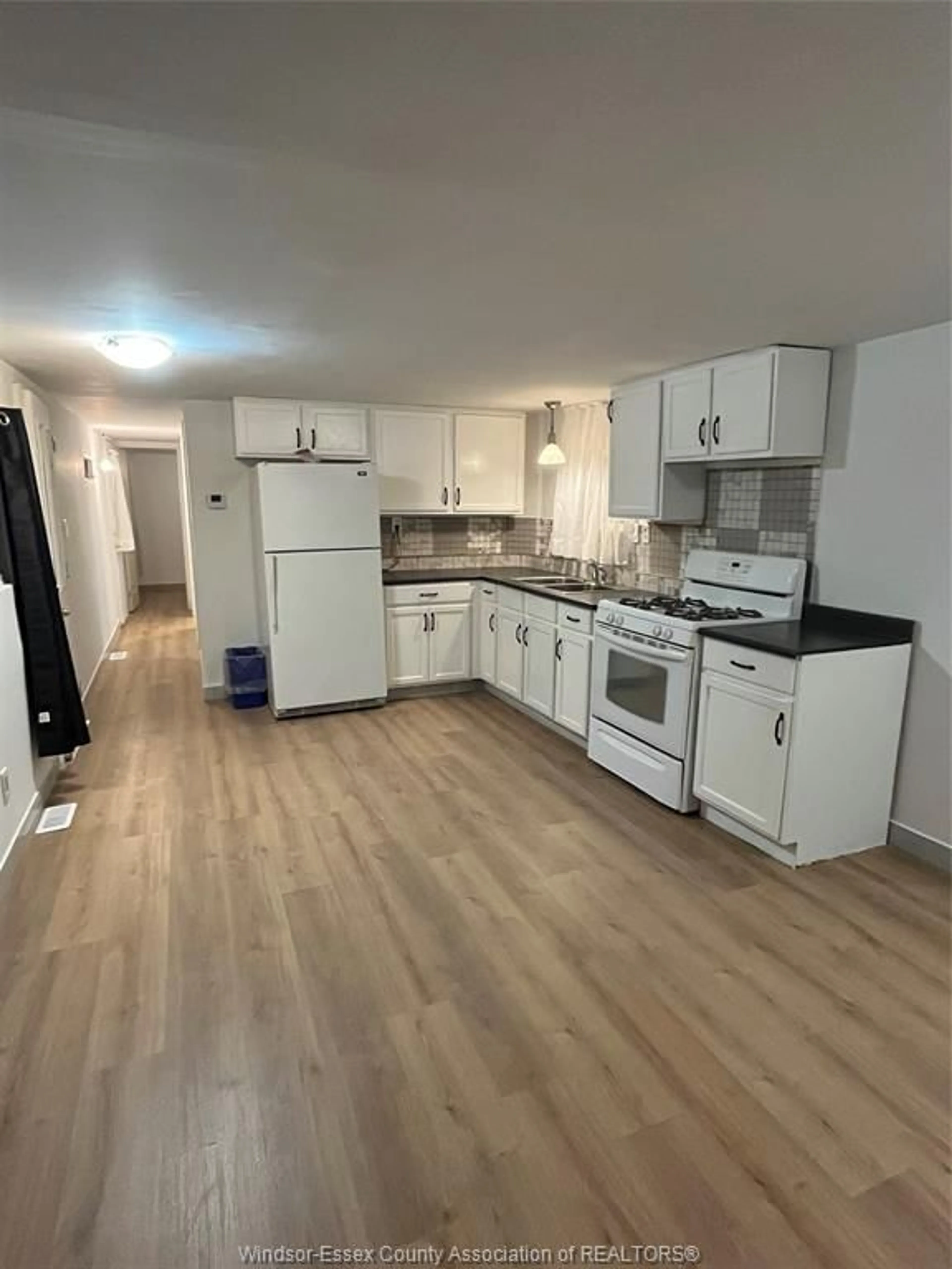Standard kitchen, unknown for 9 BONITA, Windsor Ontario N8W 2B4