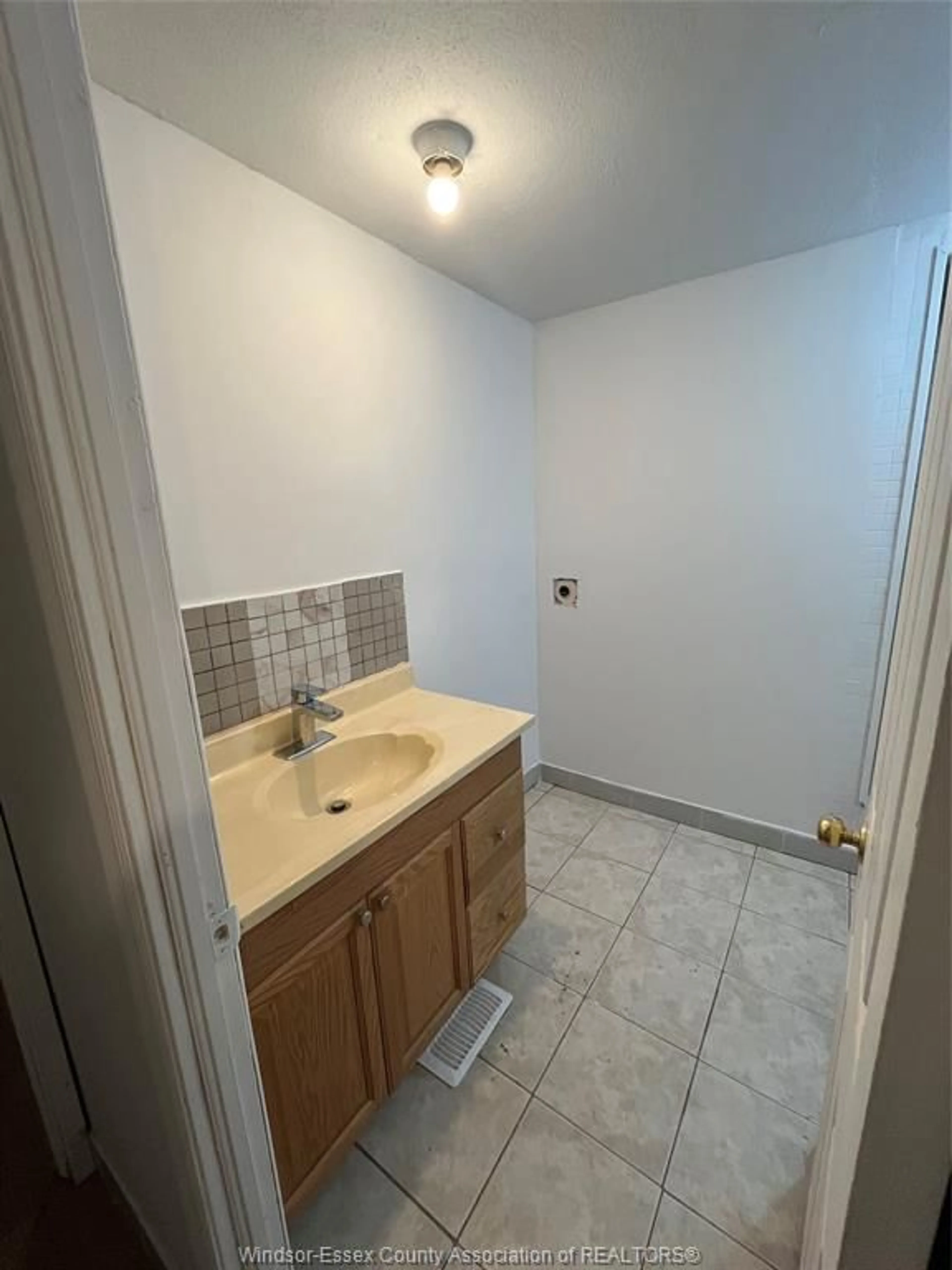A pic of a room for 9 BONITA, Windsor Ontario N8W 2B4