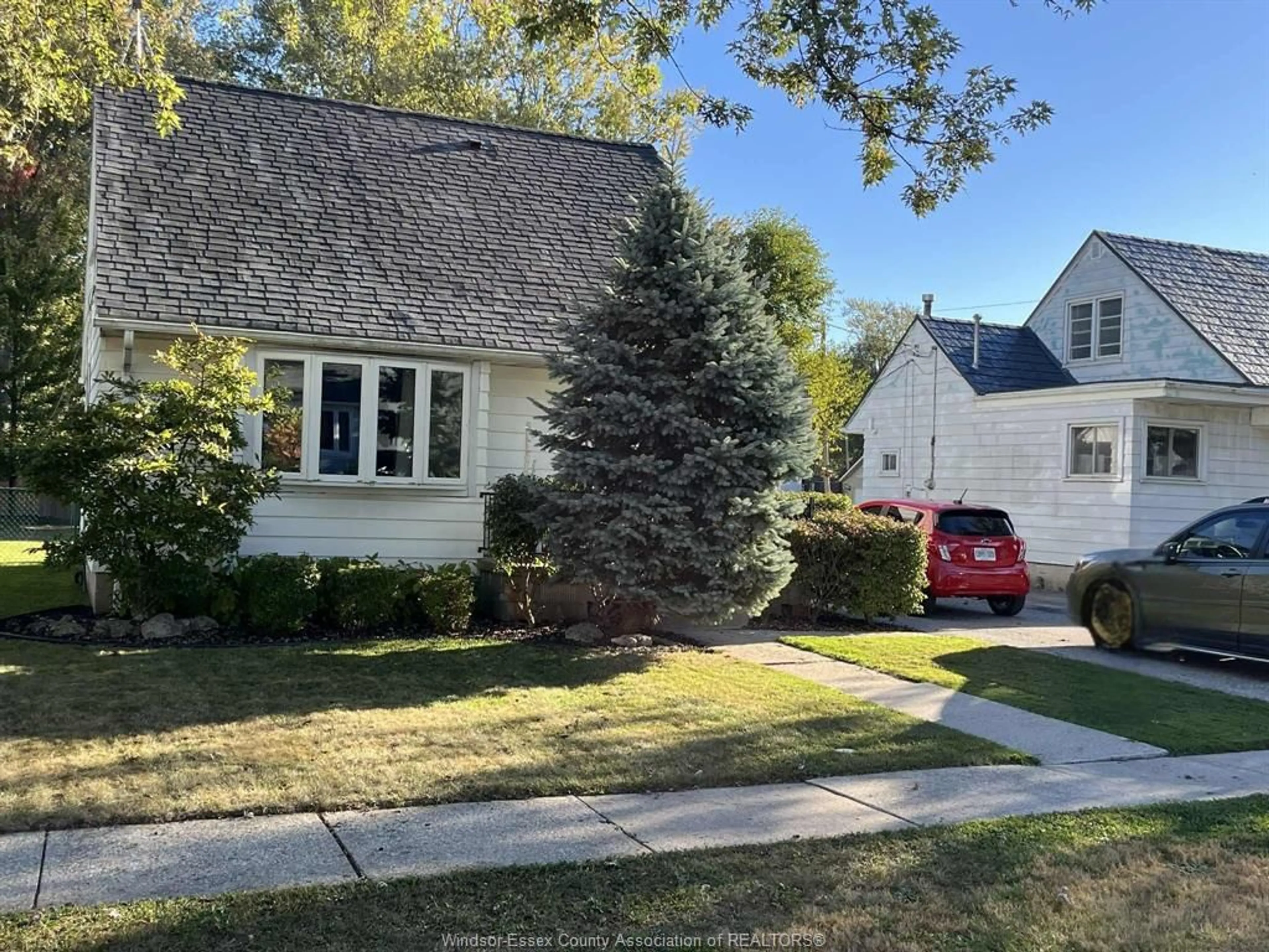 A pic from outside/outdoor area/front of a property/back of a property/a pic from drone, street for 170 TURNHOUT Cres, Essex Ontario N8M 1P8
