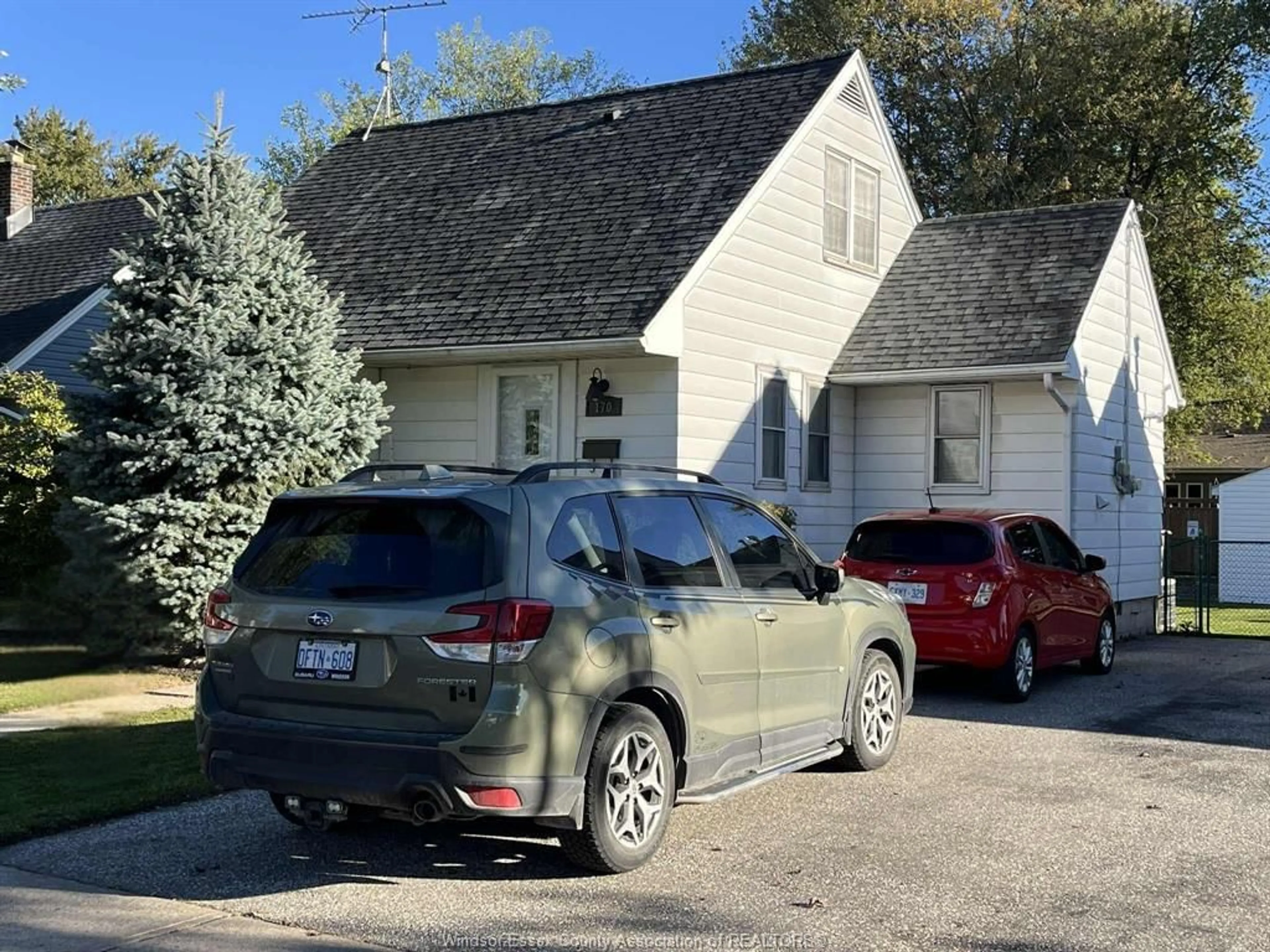 A pic from outside/outdoor area/front of a property/back of a property/a pic from drone, street for 170 TURNHOUT Cres, Essex Ontario N8M 1P8