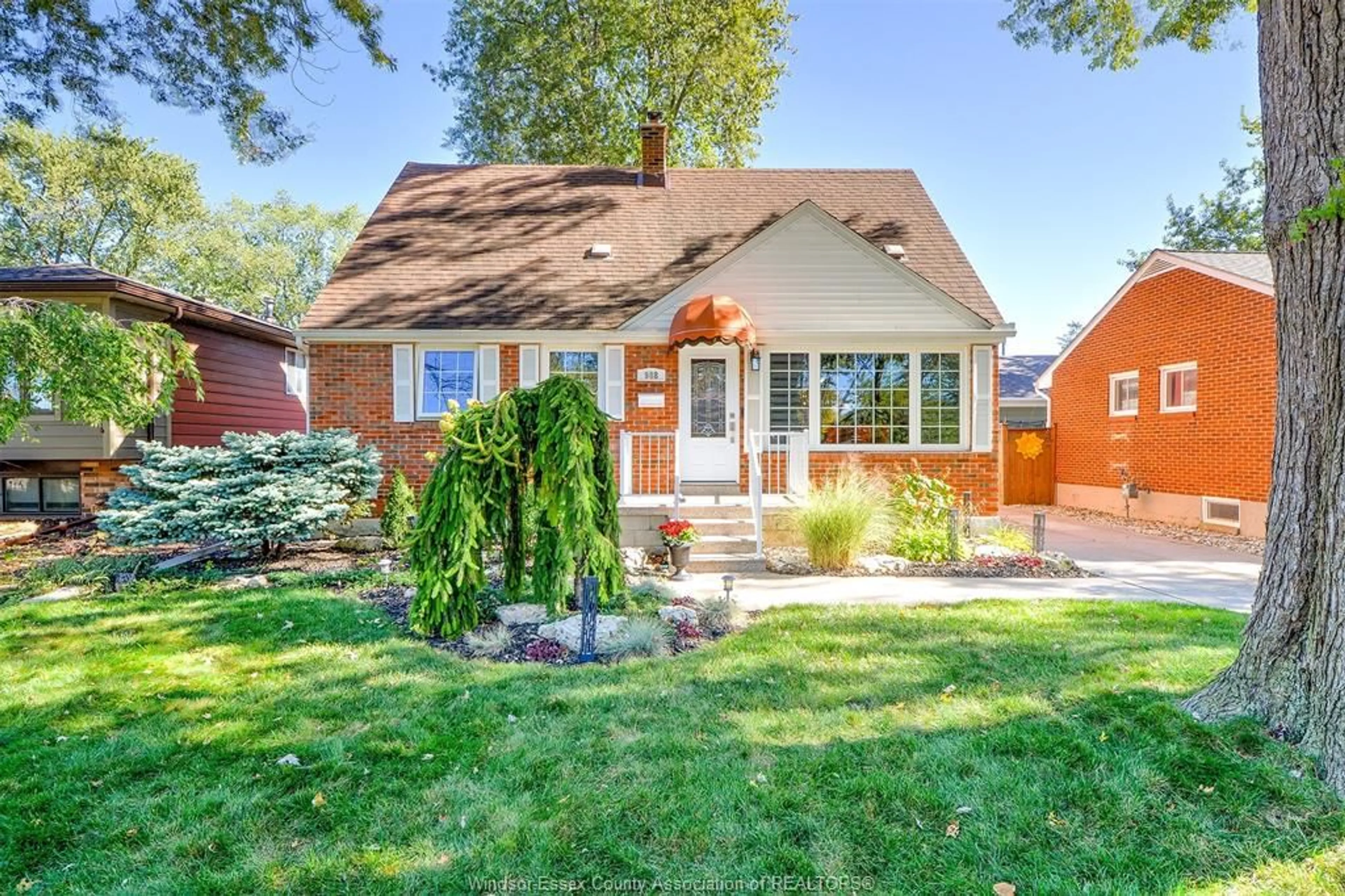 Home with brick exterior material, street for 988 PARKVIEW Ave, Windsor Ontario N8S 2X4