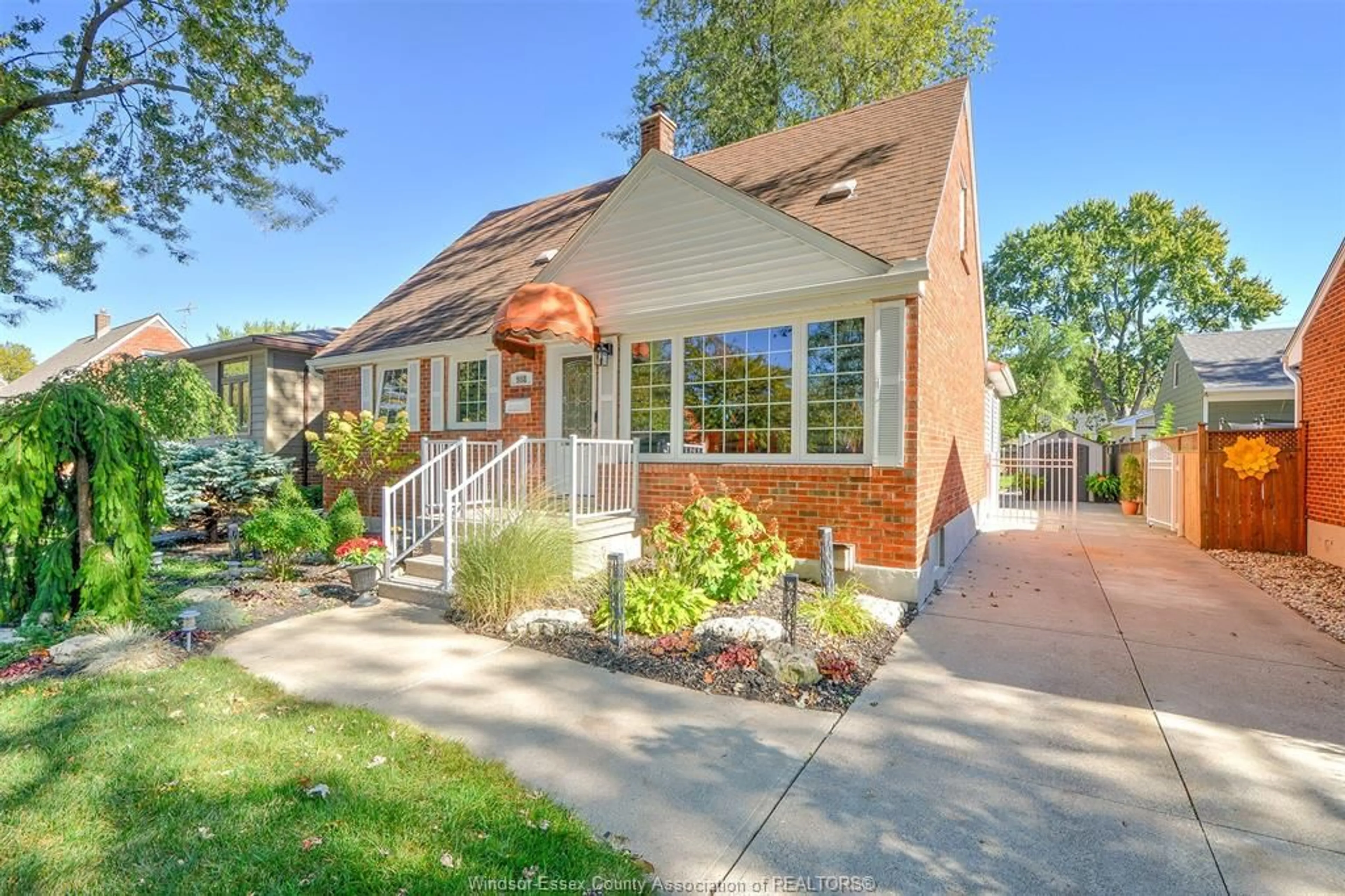 Home with brick exterior material, street for 988 PARKVIEW Ave, Windsor Ontario N8S 2X4