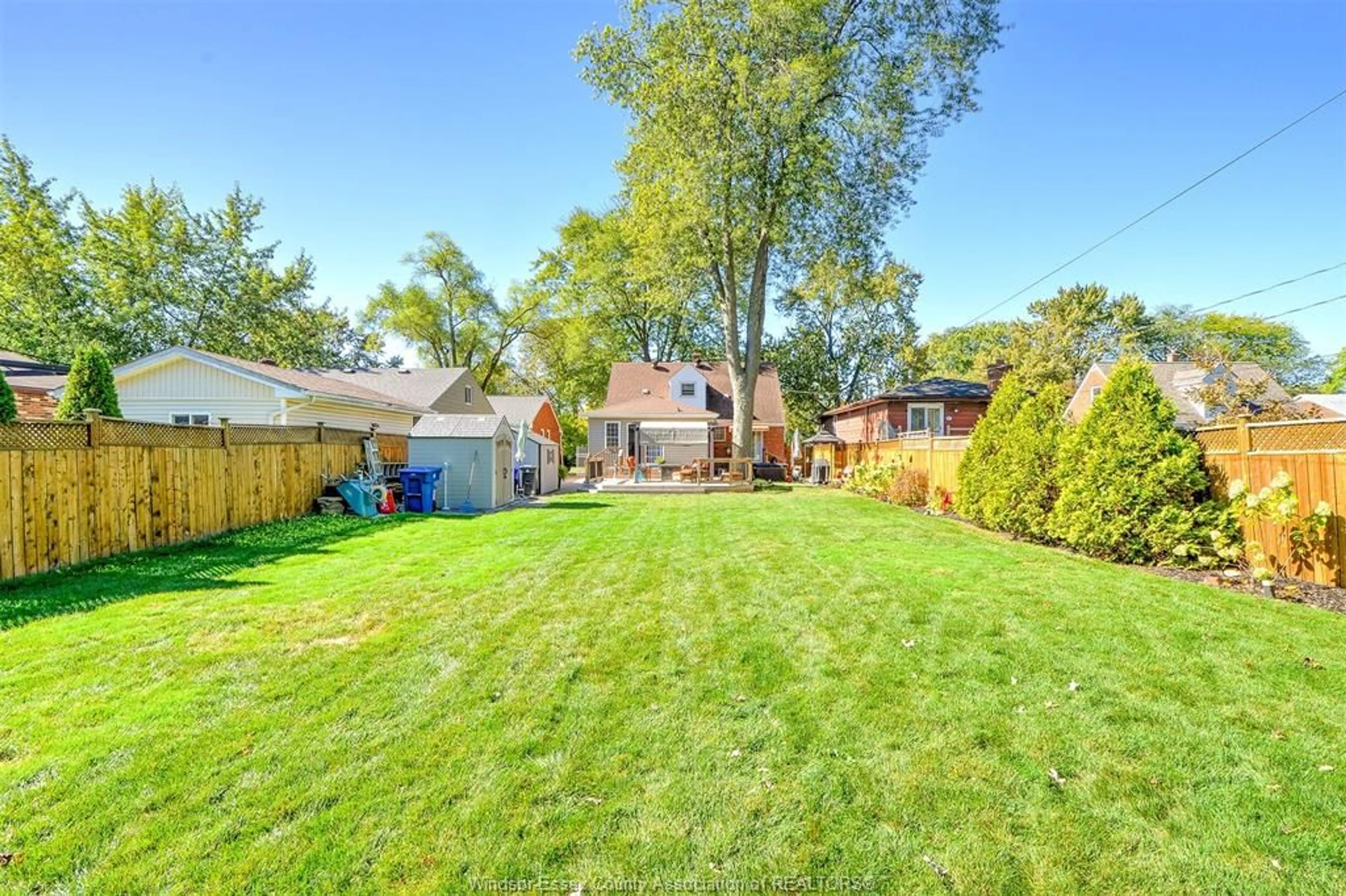 A pic from outside/outdoor area/front of a property/back of a property/a pic from drone, unknown for 988 PARKVIEW Ave, Windsor Ontario N8S 2X4