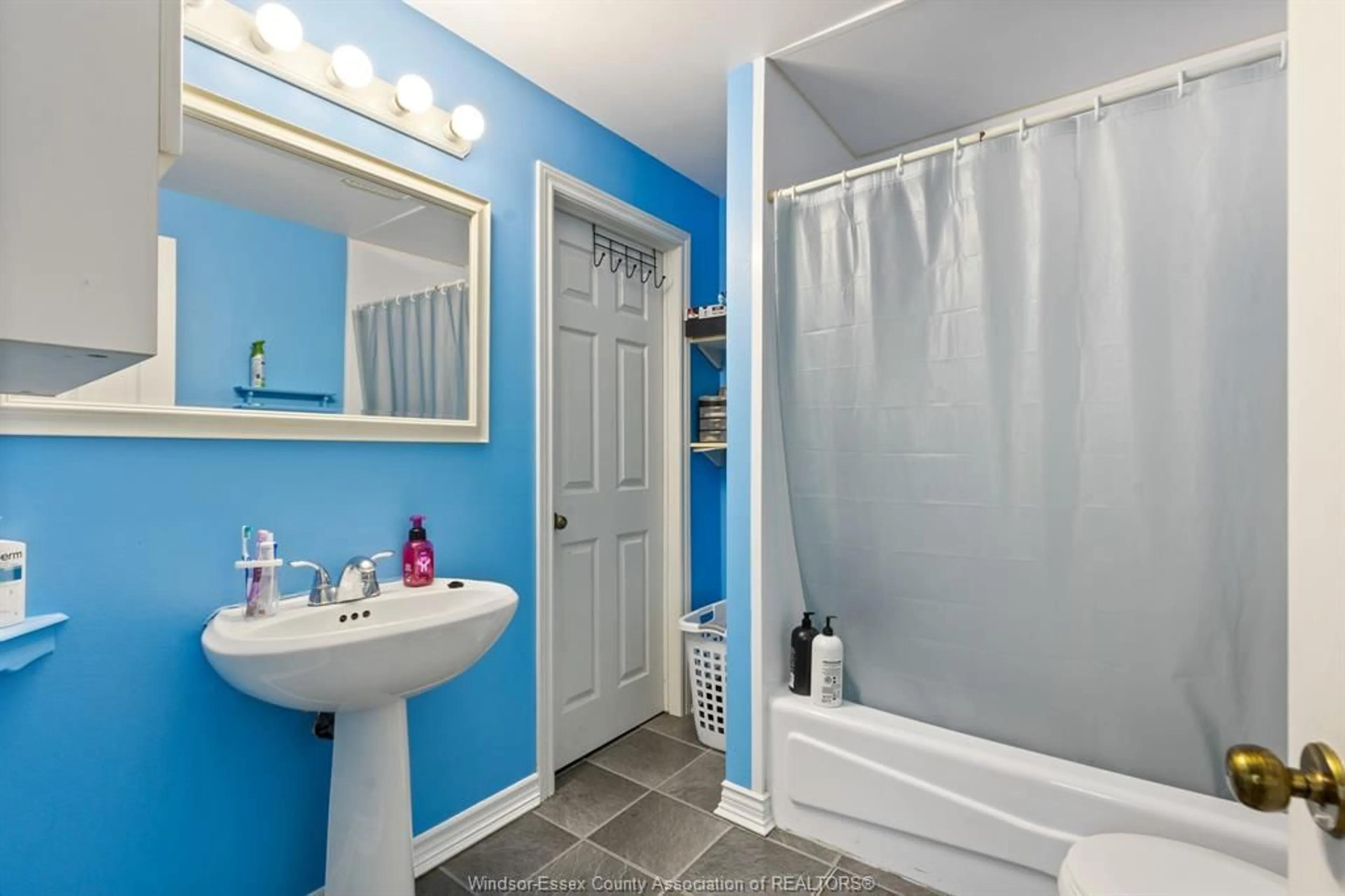 Standard bathroom, ceramic/tile floor for 284 GEORGE St, Amherstburg Ontario N9V 2G4