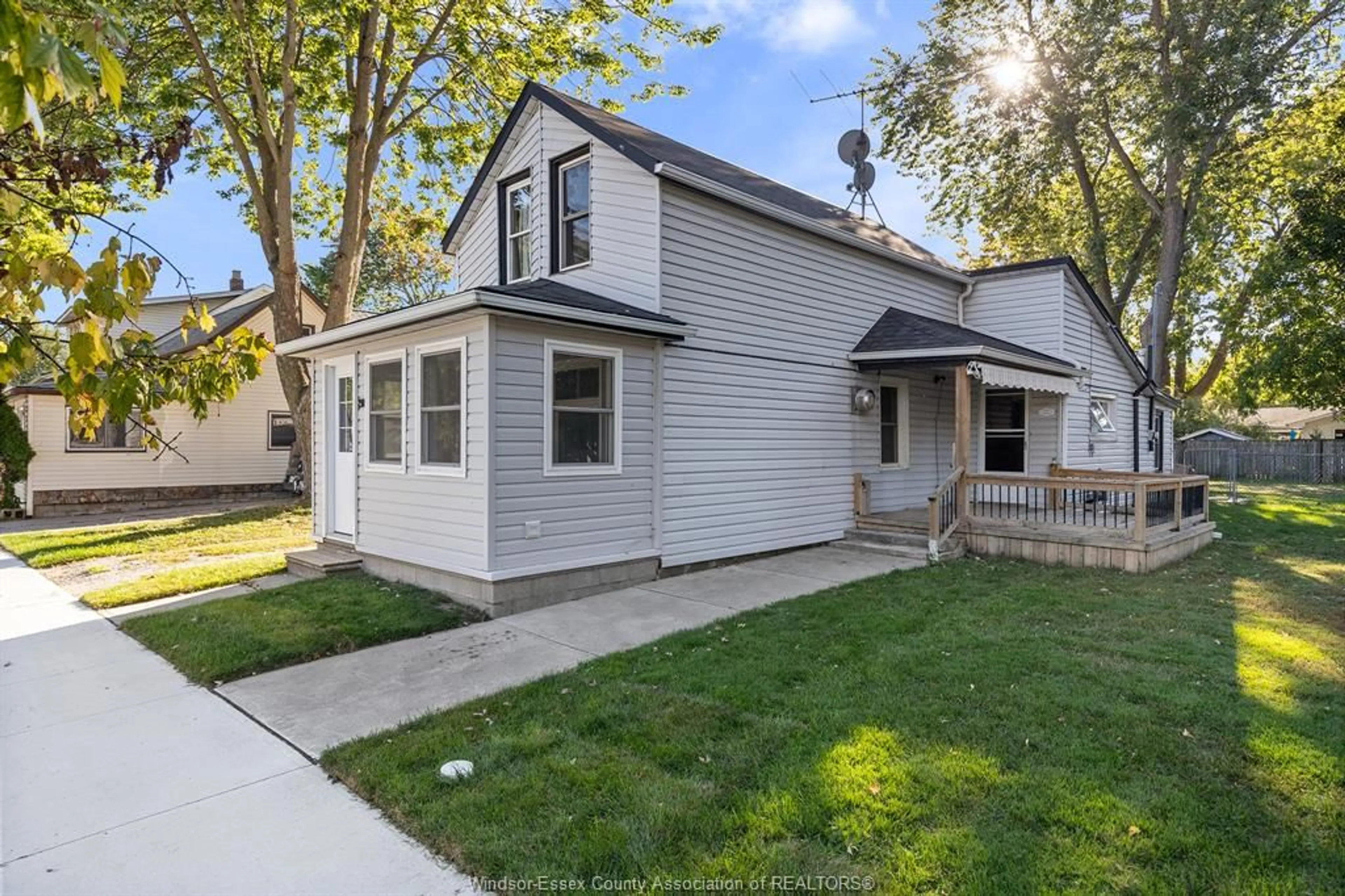 Home with vinyl exterior material, street for 290 GEORGE St, Amherstburg Ontario N9V 2G4
