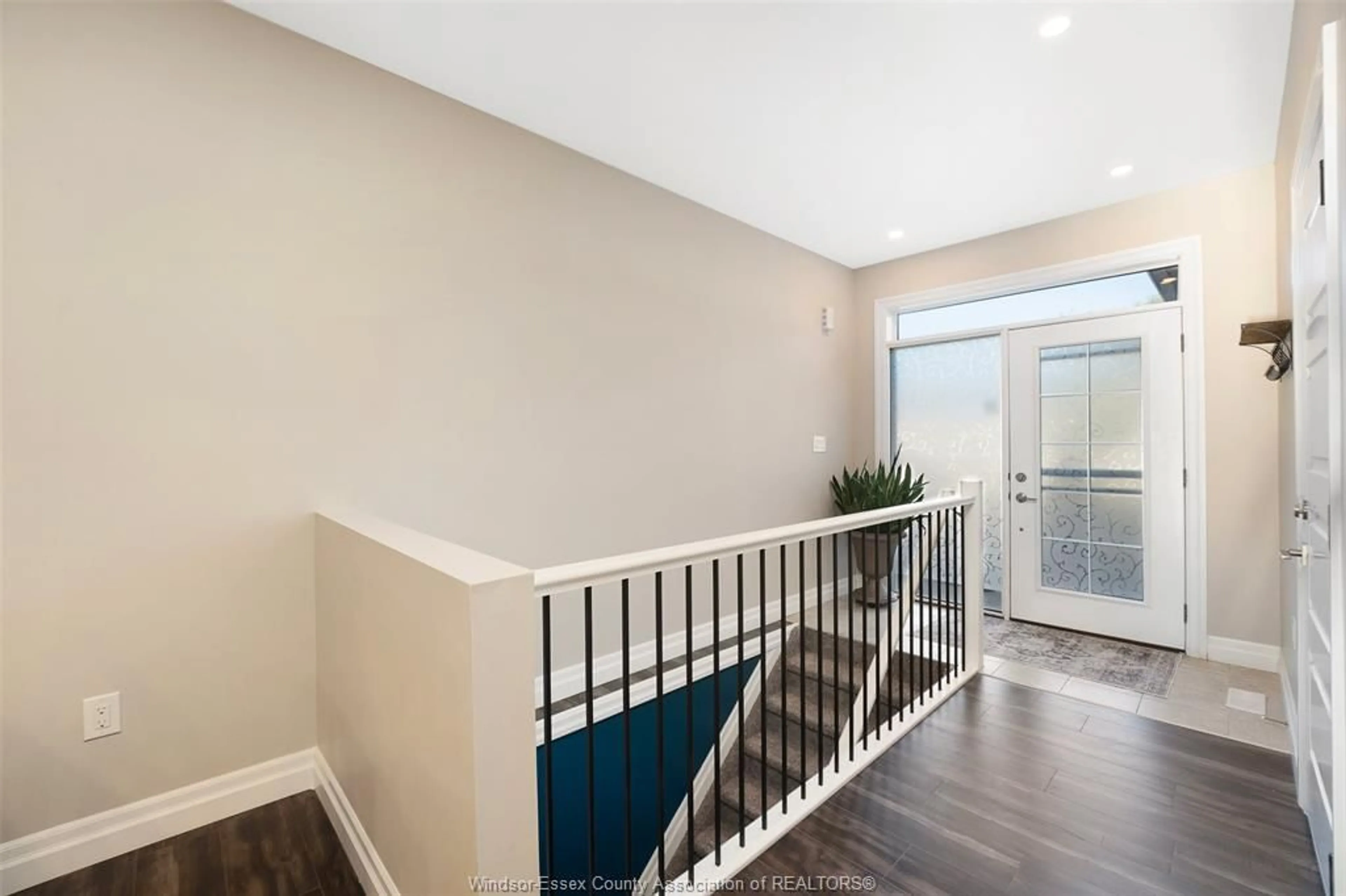 Indoor entryway for 1939 ETHAN Crt, Windsor Ontario N8T 1G1