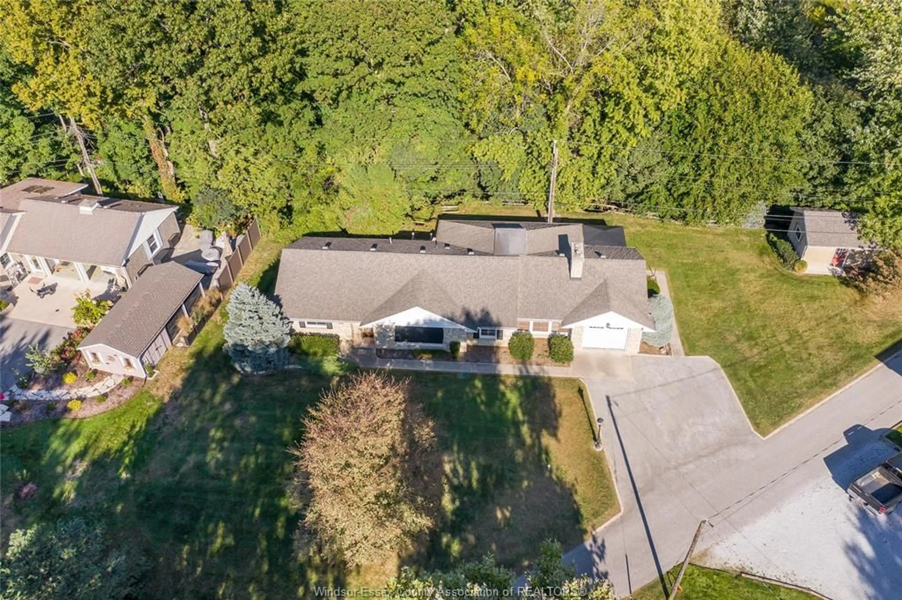 A pic from outside/outdoor area/front of a property/back of a property/a pic from drone, unknown for 1506 WHITEWOOD, Kingsville Ontario N9Y 2V9