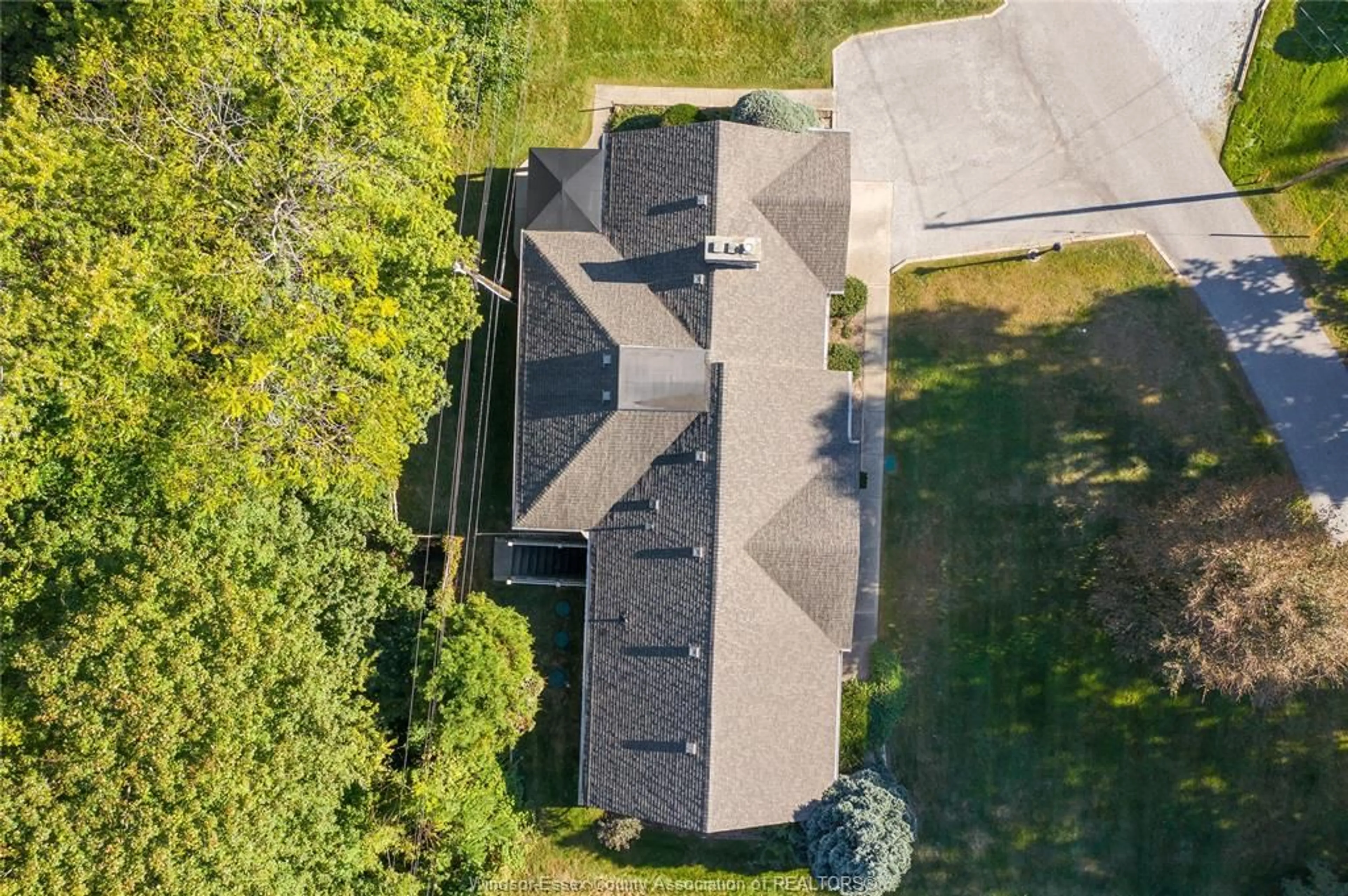 A pic from outside/outdoor area/front of a property/back of a property/a pic from drone, unknown for 1506 WHITEWOOD, Kingsville Ontario N9Y 2V9