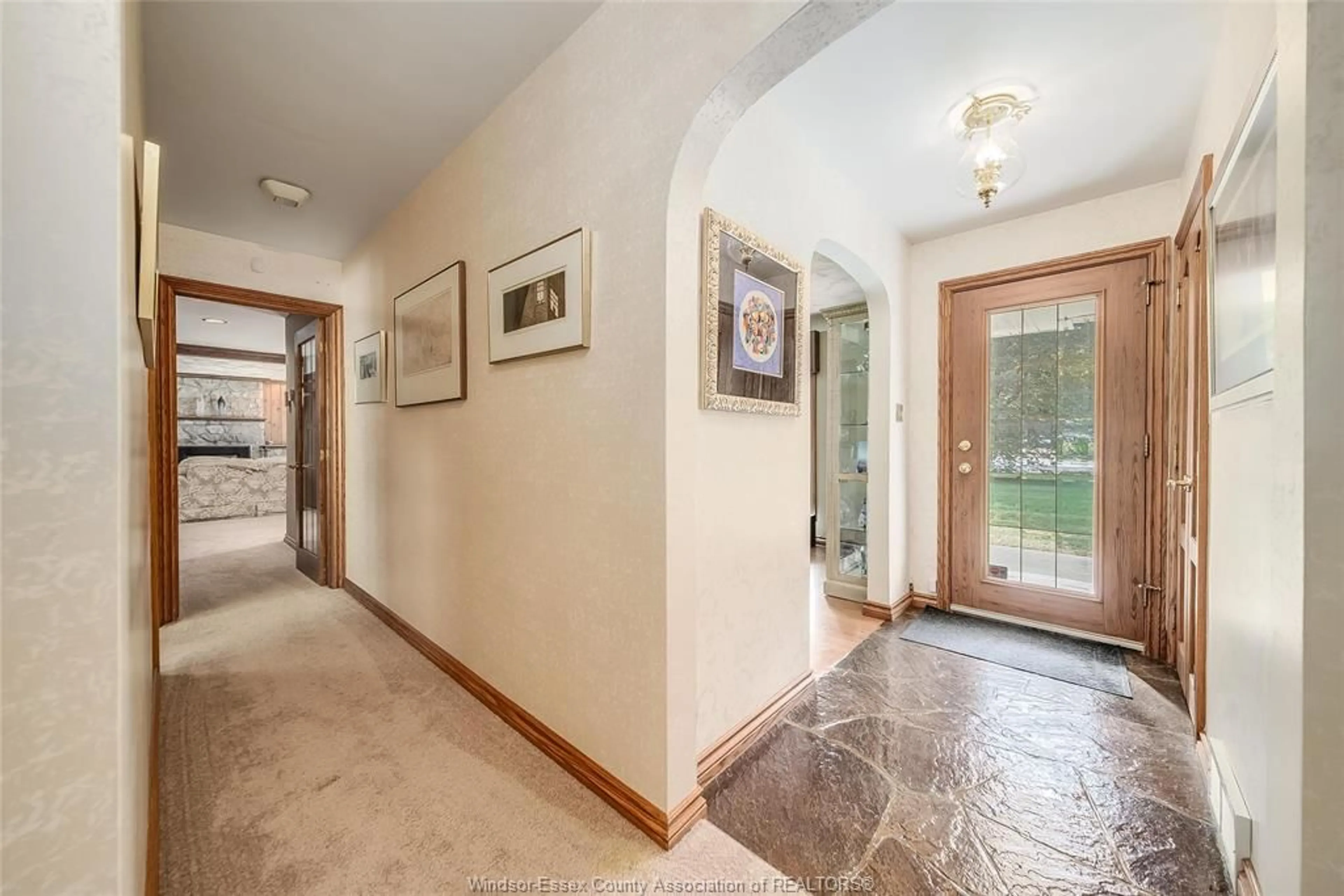 Indoor foyer for 1506 WHITEWOOD, Kingsville Ontario N9Y 2V9
