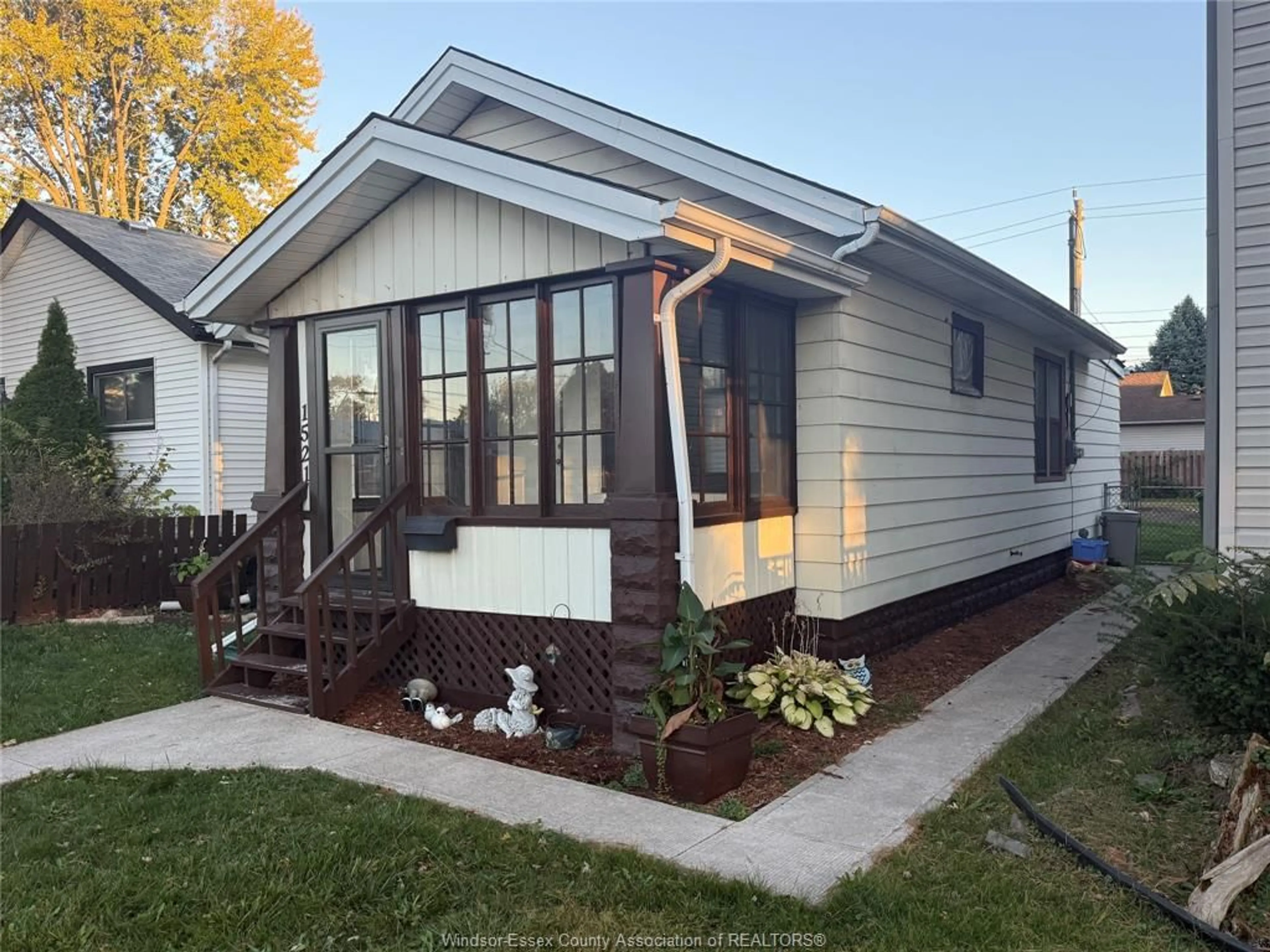 Home with vinyl exterior material, street for 1521 PELLETIER St, Windsor Ontario N9B 1S4