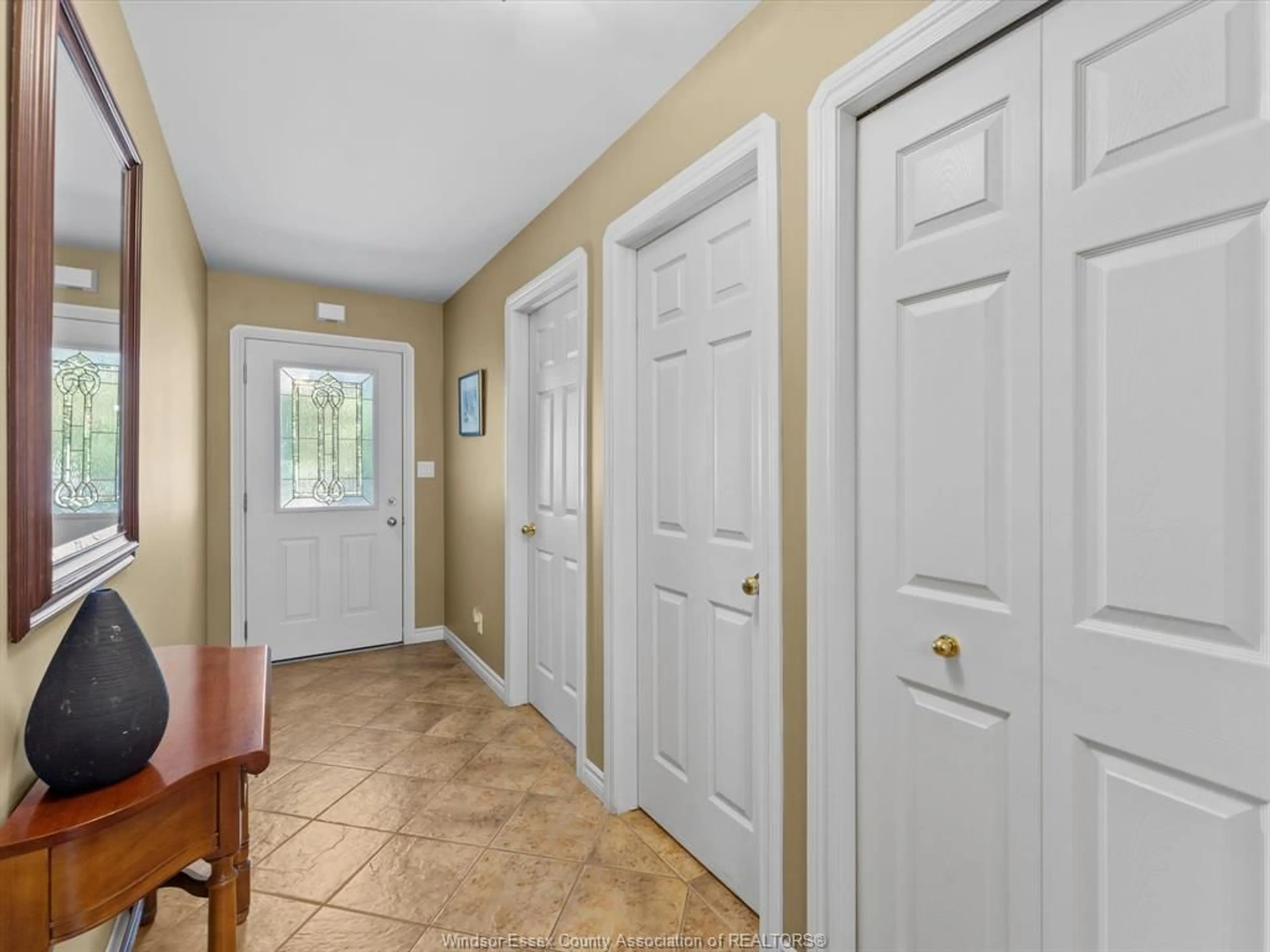 Indoor foyer for 1933 Morningstar Ave, Windsor Ontario N8P 1W6