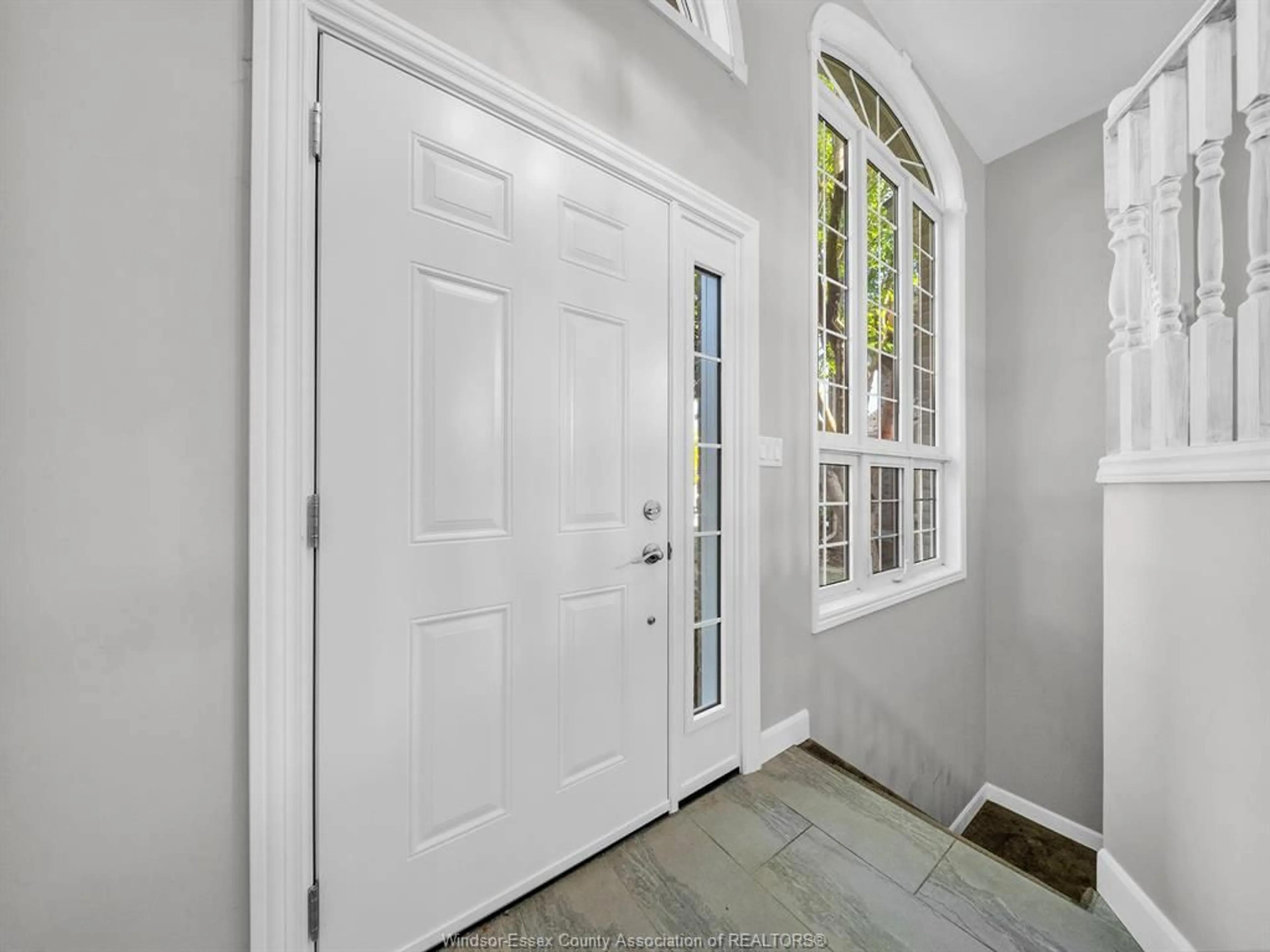 Indoor entryway for 4793 Juliet Cres, Windsor Ontario N9G 3A7
