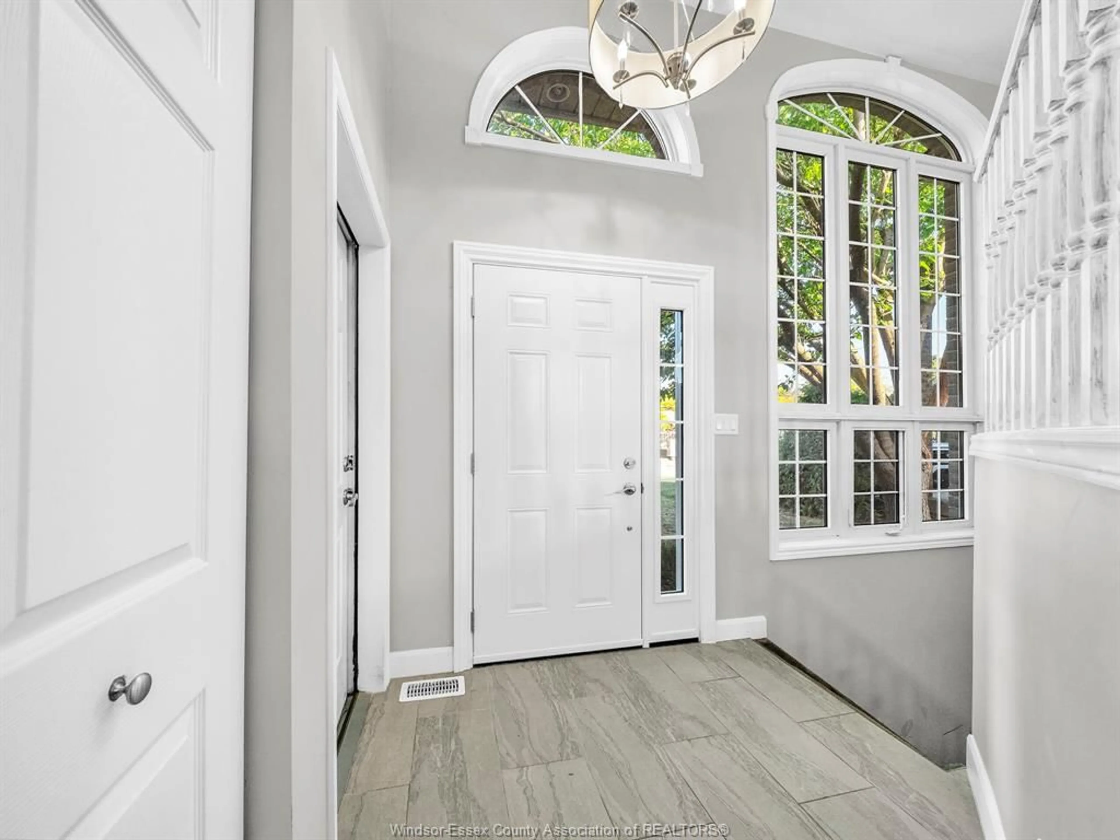 Indoor entryway for 4793 Juliet Cres, Windsor Ontario N9G 3A7