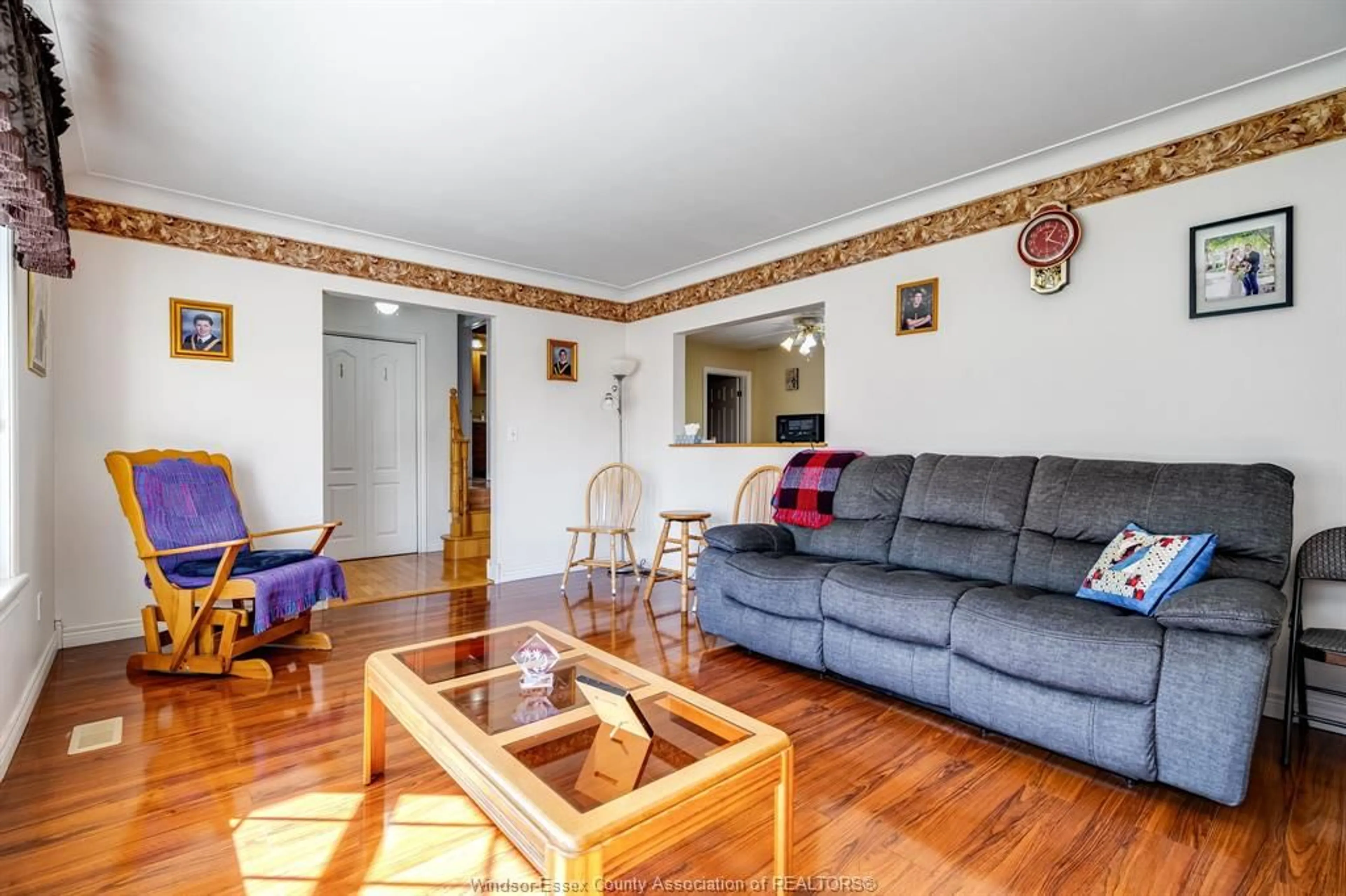 Living room with furniture, wood/laminate floor for 1 County Rd 29, Kingsville Ontario N0R 1B0