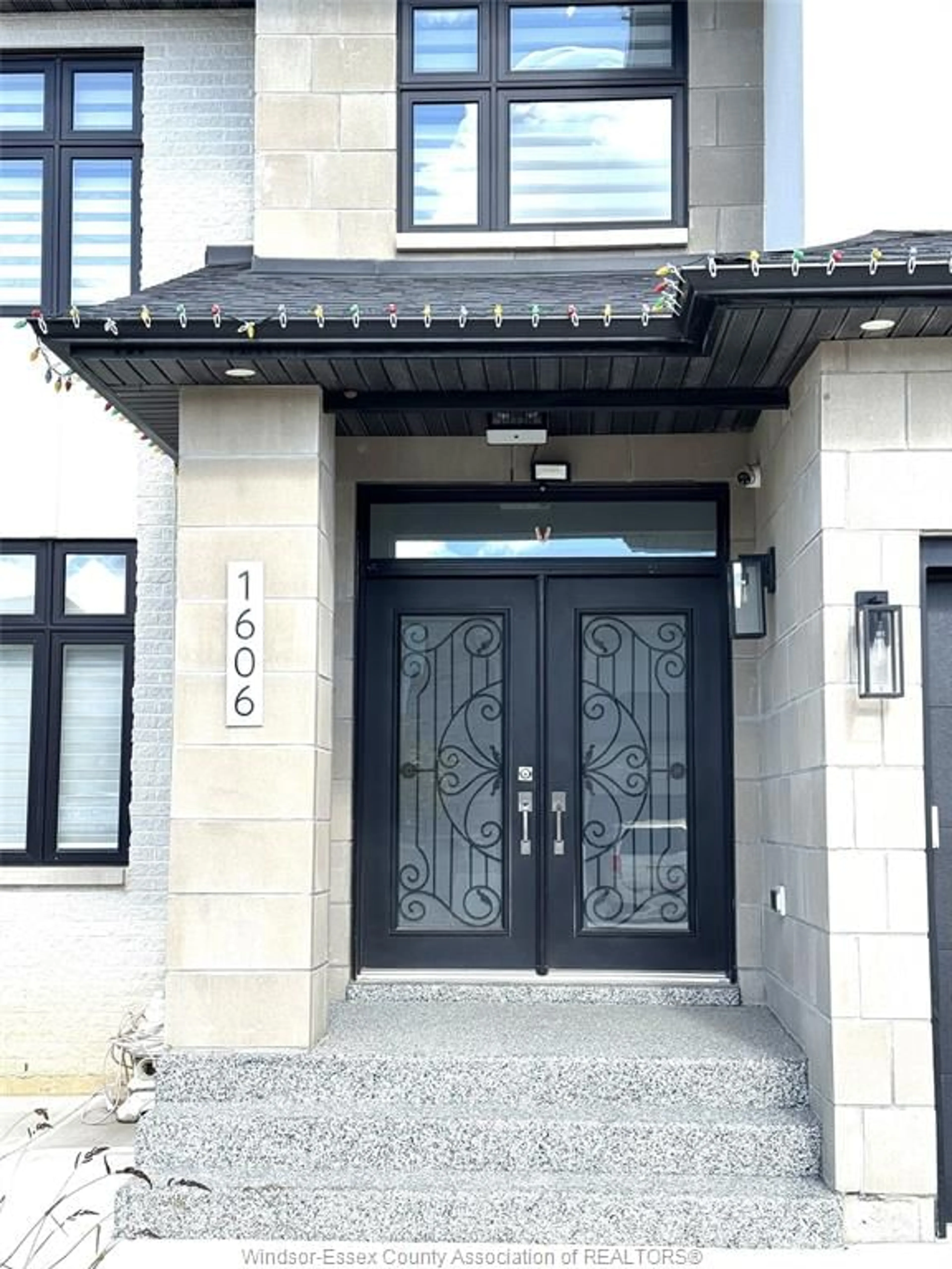 Indoor entryway for 1606 ROCKPORT St, Windsor Ontario N9E 0B2