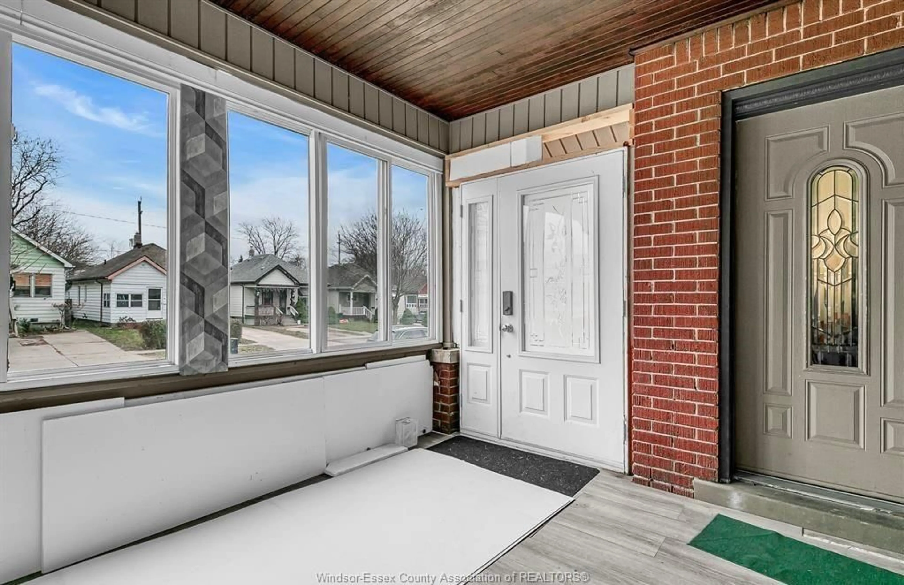 Indoor entryway for 445 MCKAY Ave, Windsor Ontario N9B 1Z7
