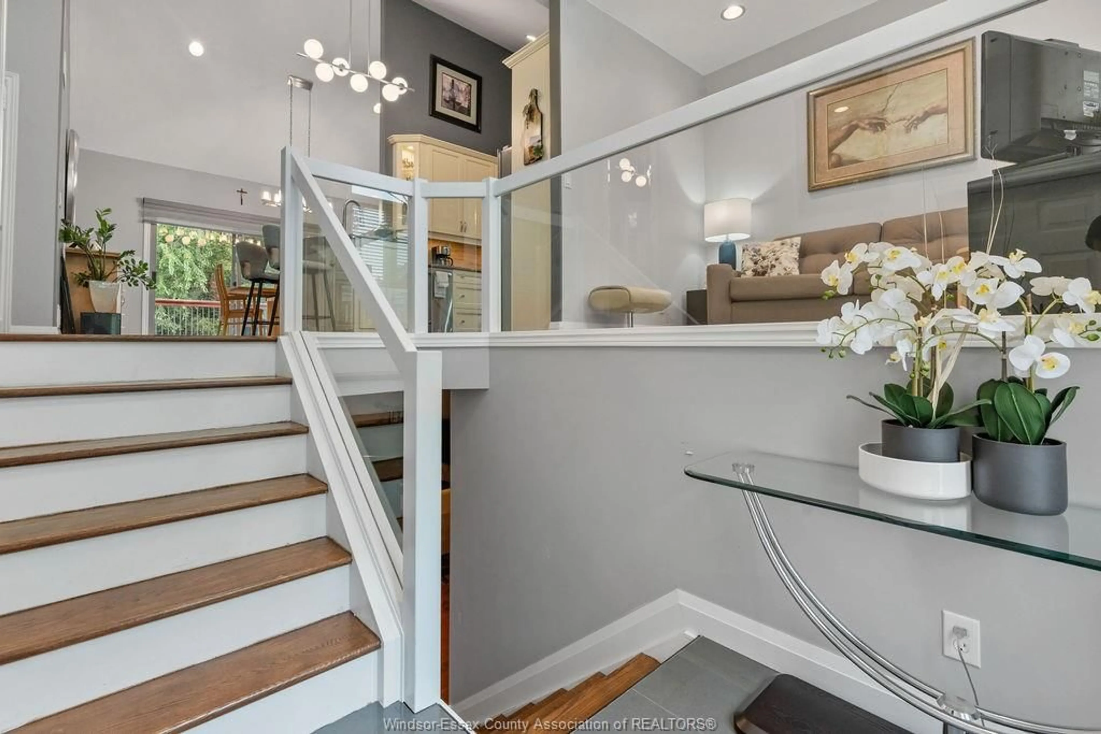Indoor entryway for 484 VANDERBILT Cres, Windsor Ontario N8P 1R5