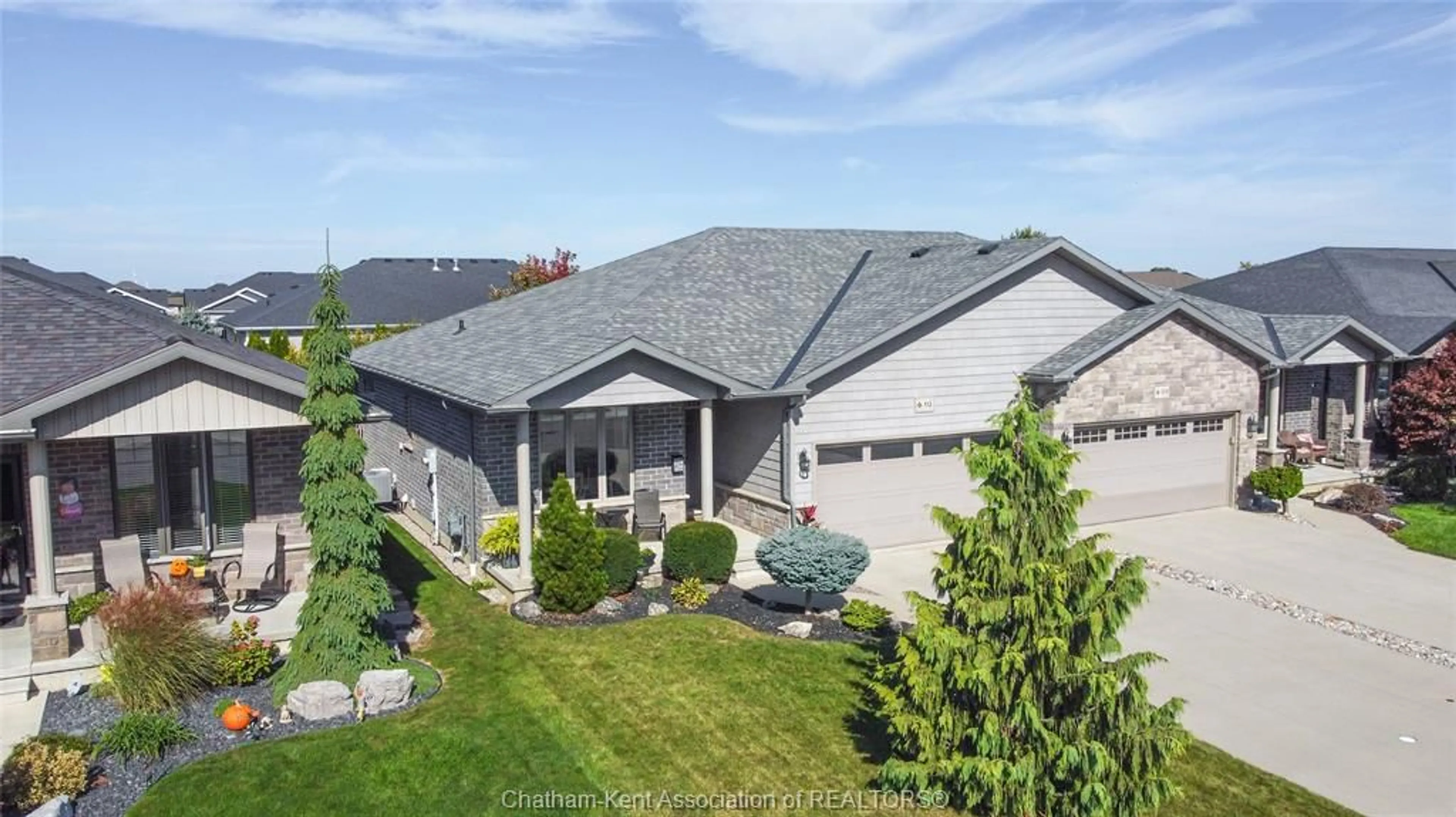 A pic from outside/outdoor area/front of a property/back of a property/a pic from drone, street for 113 COTTAGE Pl, Chatham Ontario N7L 0B7