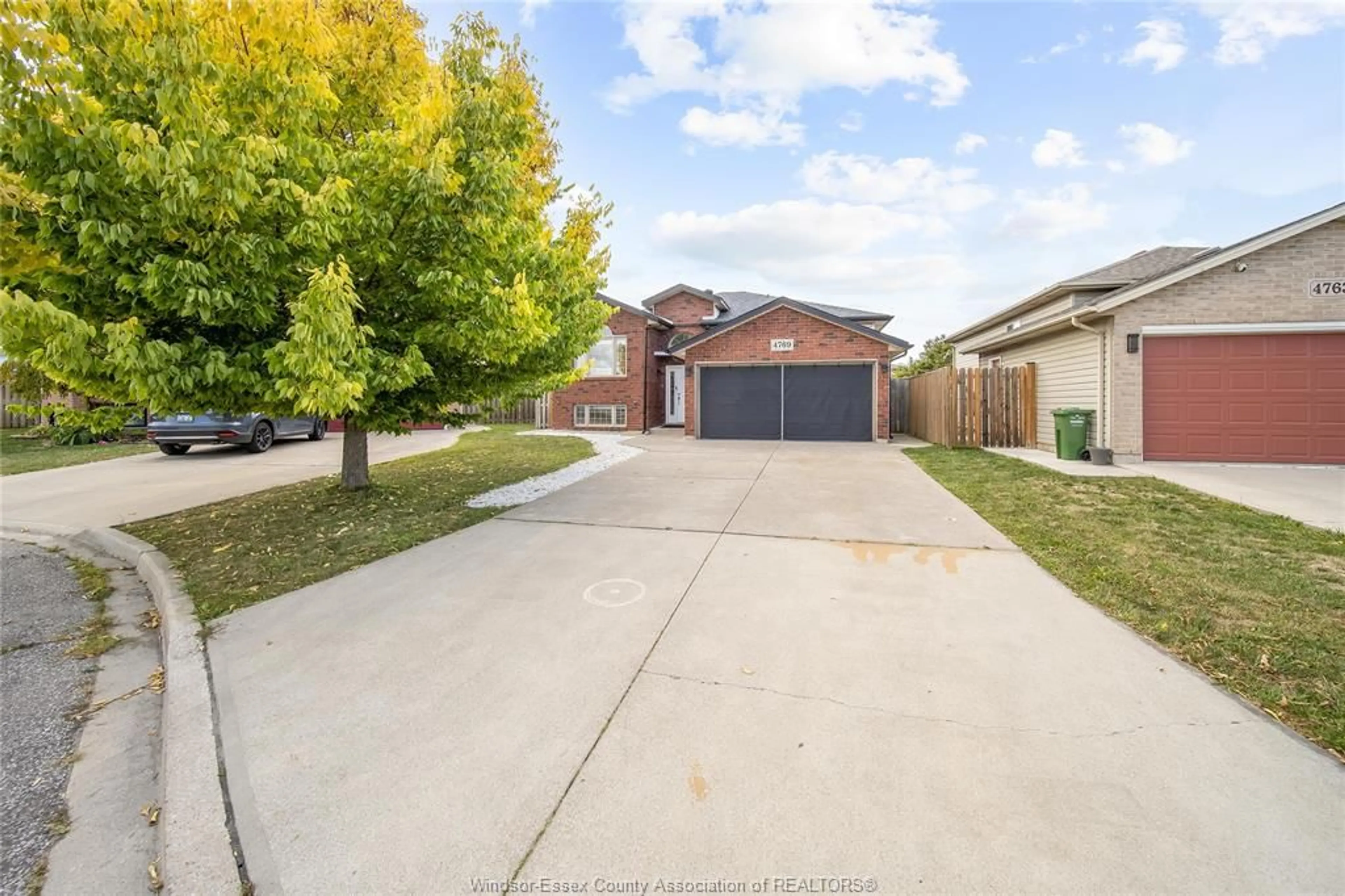 A pic from outside/outdoor area/front of a property/back of a property/a pic from drone, street for 4769 JULIET Cres, Windsor Ontario N9G 3A7