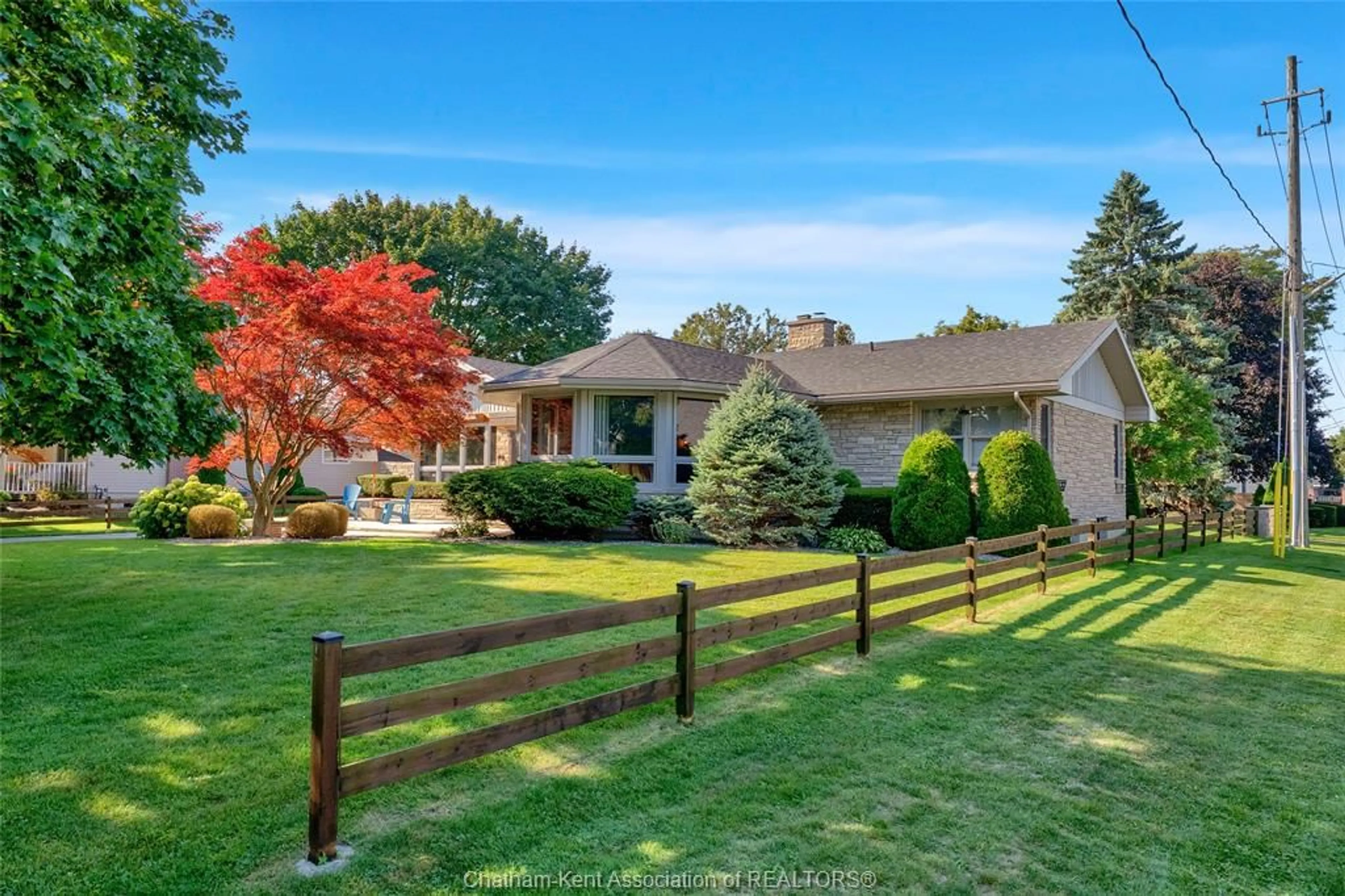 A pic from outside/outdoor area/front of a property/back of a property/a pic from drone, unknown for 38 Glenwood Dr, Chatham Ontario N7M 5W8