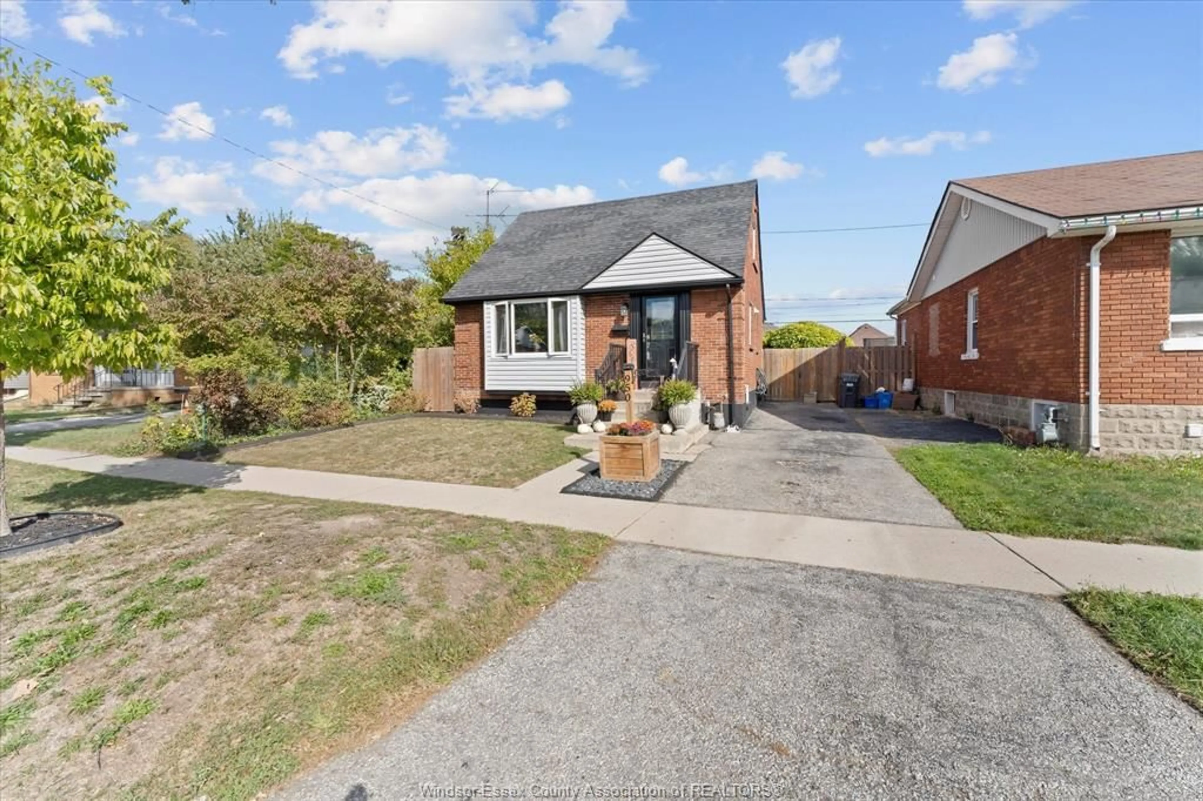 A pic from outside/outdoor area/front of a property/back of a property/a pic from drone, street for 950 REEDMERE, Windsor Ontario N8S 2L8