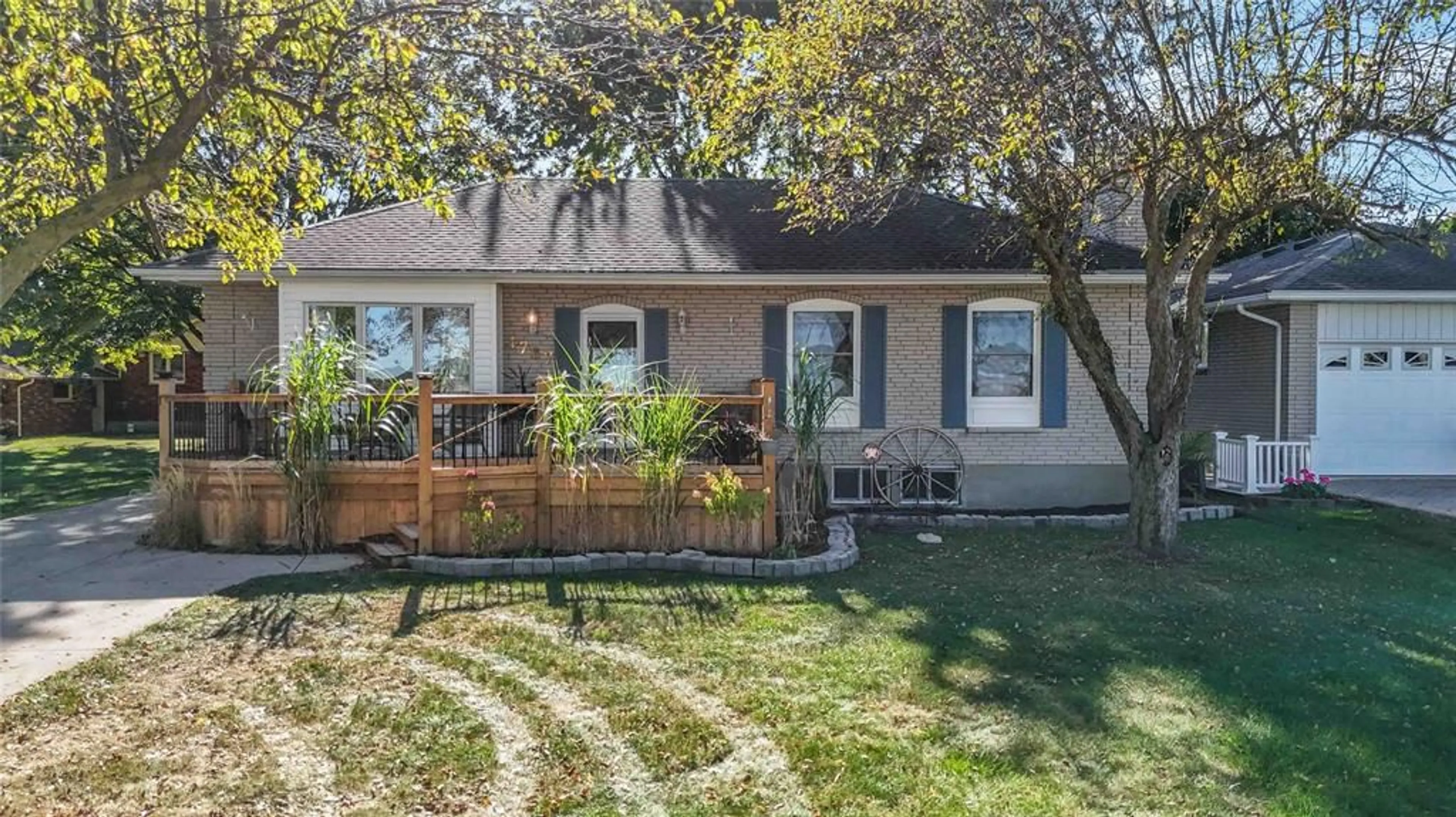 Home with vinyl exterior material, street for 4767 St. Clair Pky, St Clair Ontario N0P 2B0