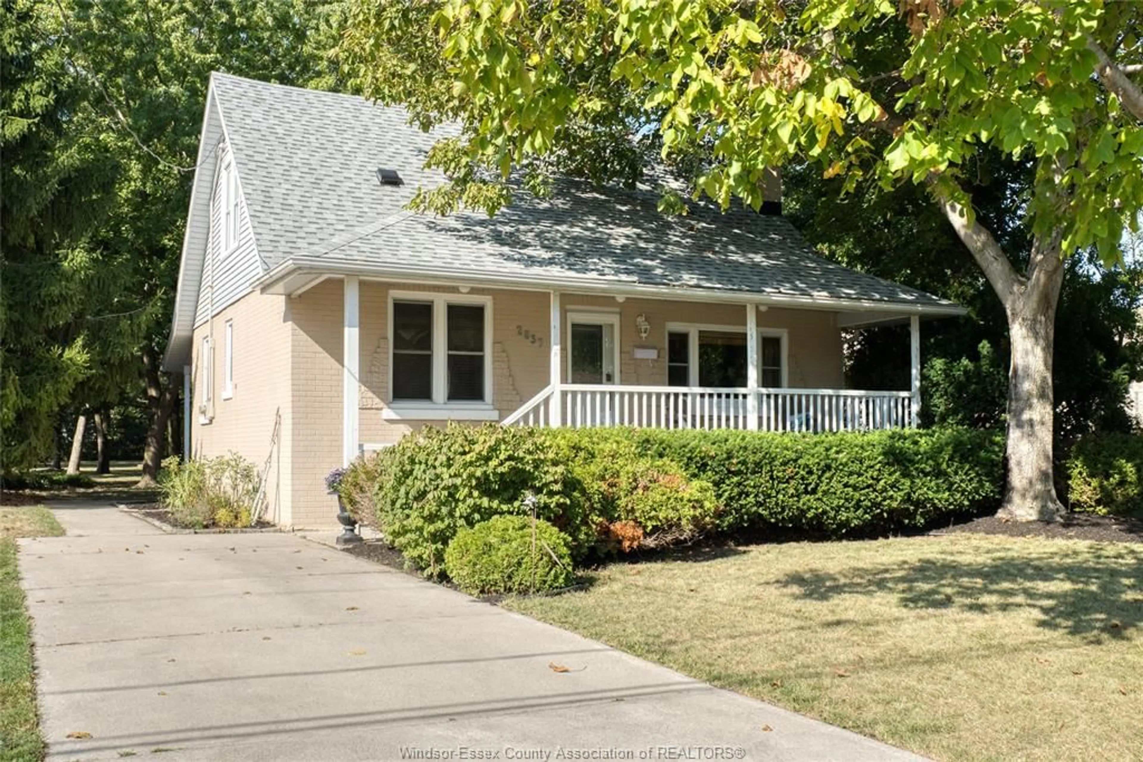 Home with vinyl exterior material, street for 2837 JOS ST LOUIS, Windsor Ontario N8T 2M7