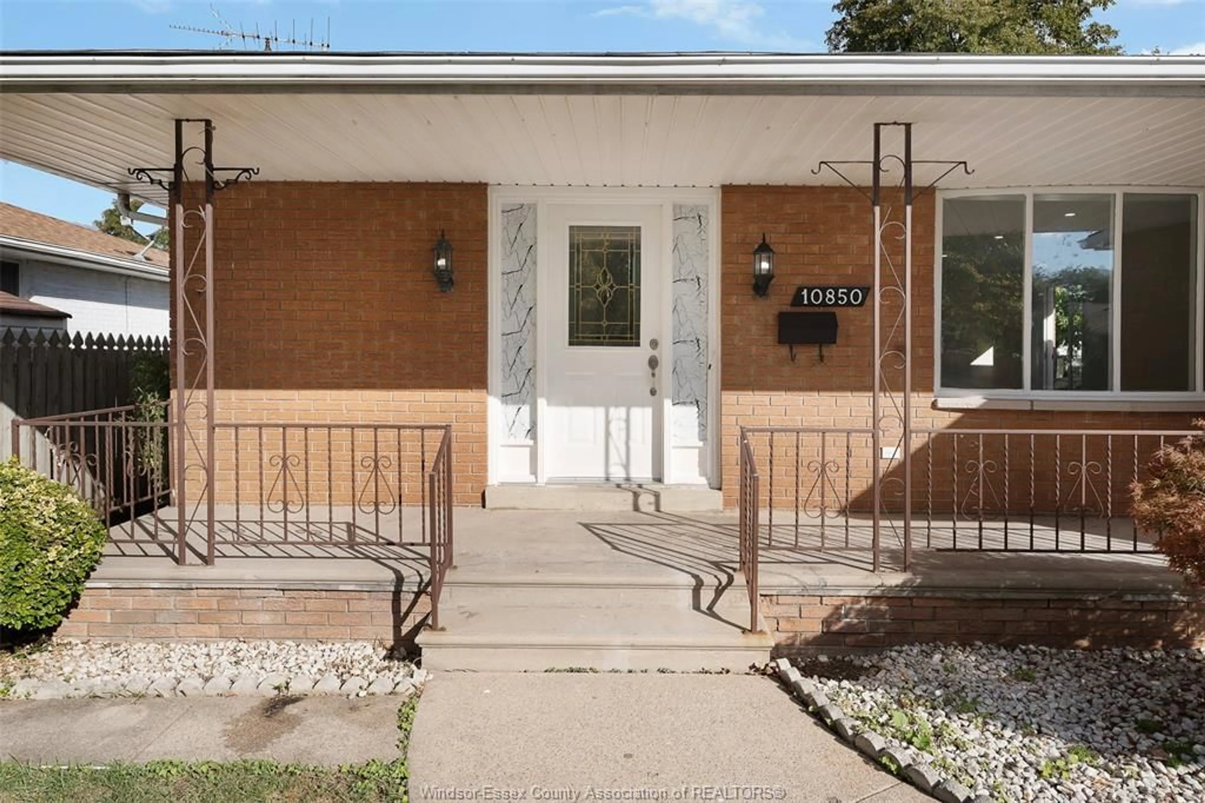 Unknown for 10850 EASTCOURT Dr, Windsor Ontario N8R 1G1