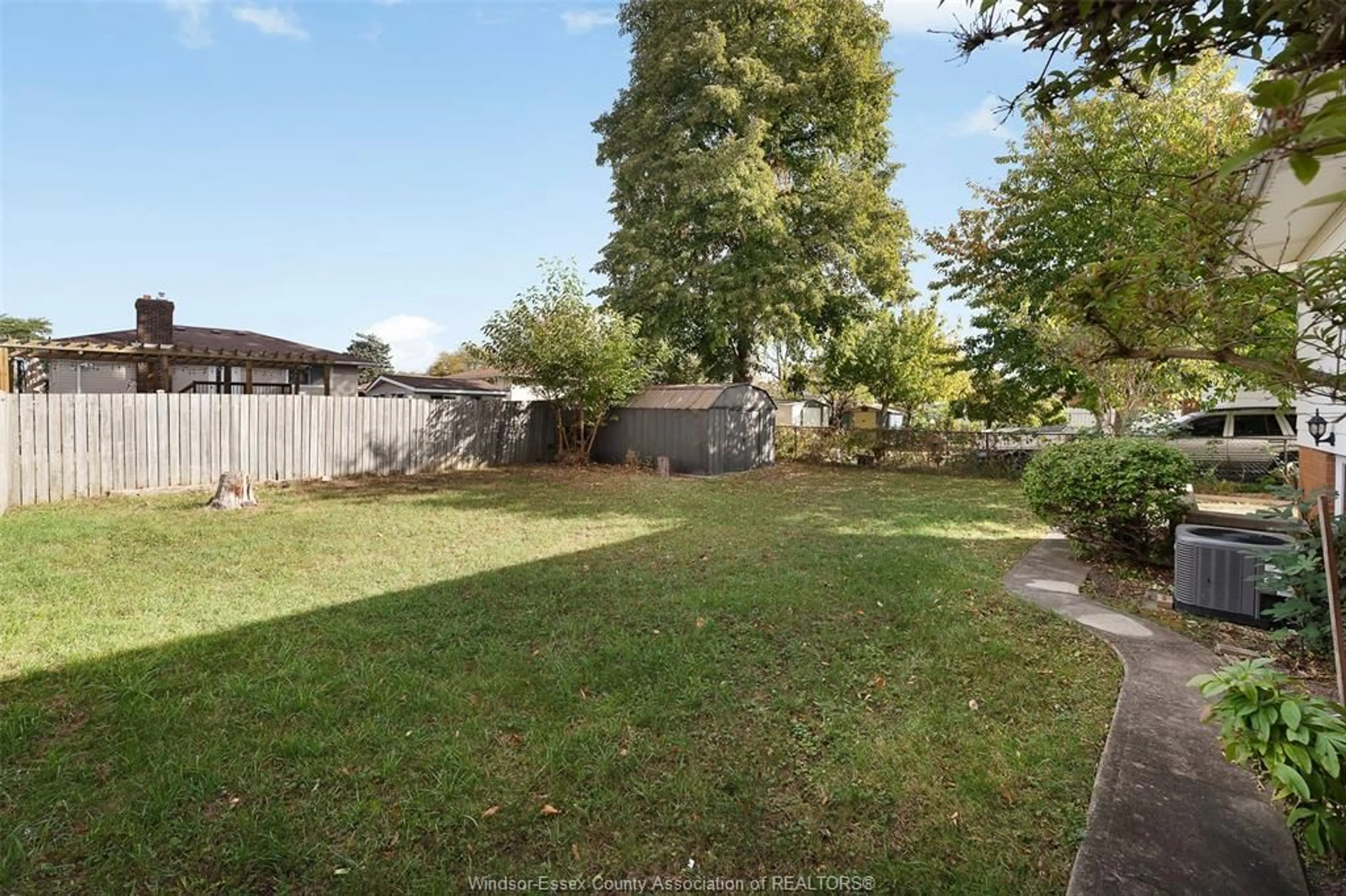 A pic from outside/outdoor area/front of a property/back of a property/a pic from drone, street for 10850 EASTCOURT Dr, Windsor Ontario N8R 1G1