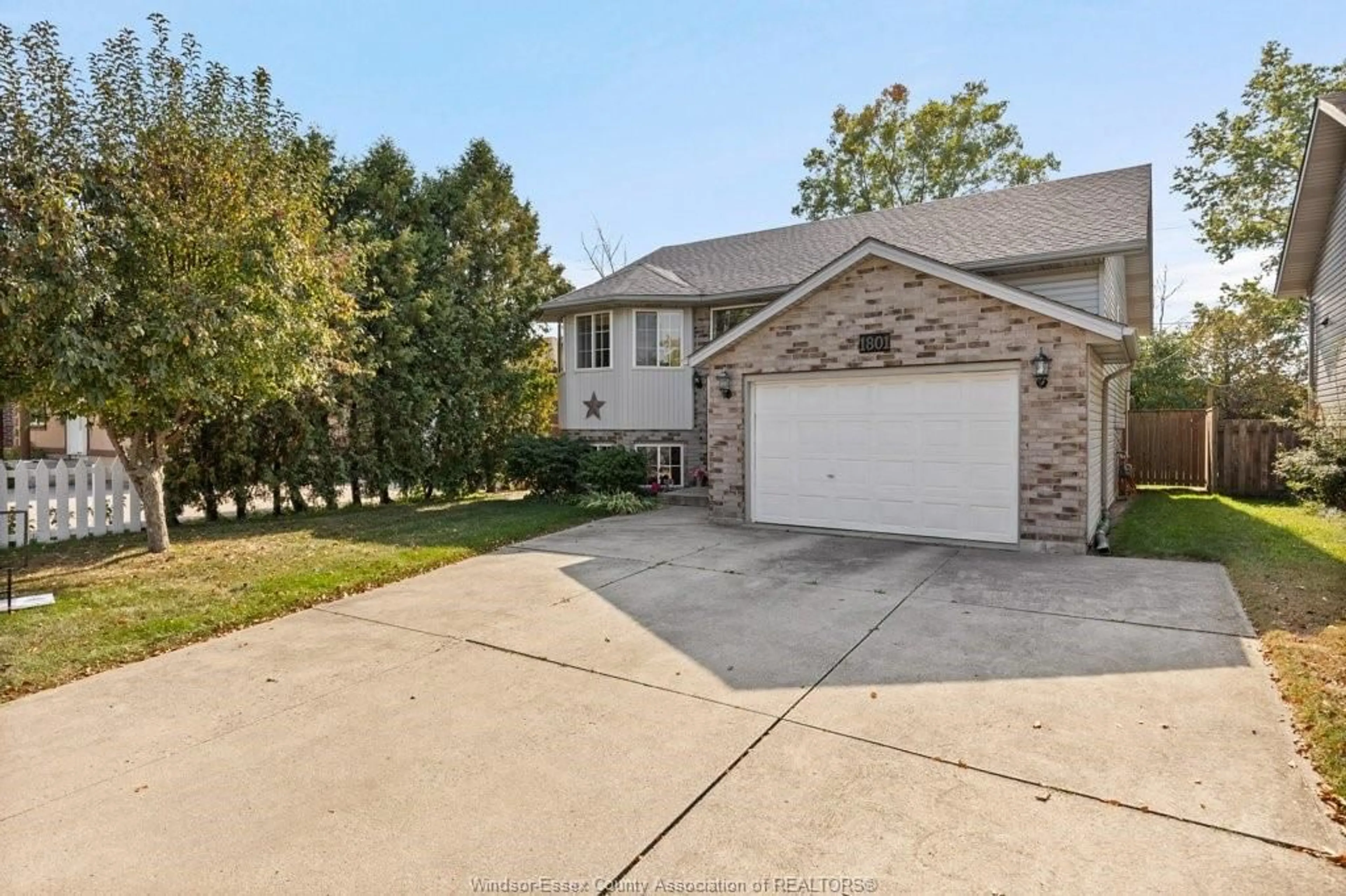 A pic from outside/outdoor area/front of a property/back of a property/a pic from drone, water/lake/river/ocean view for 1801 DOMINION, Windsor Ontario N9B 3H8