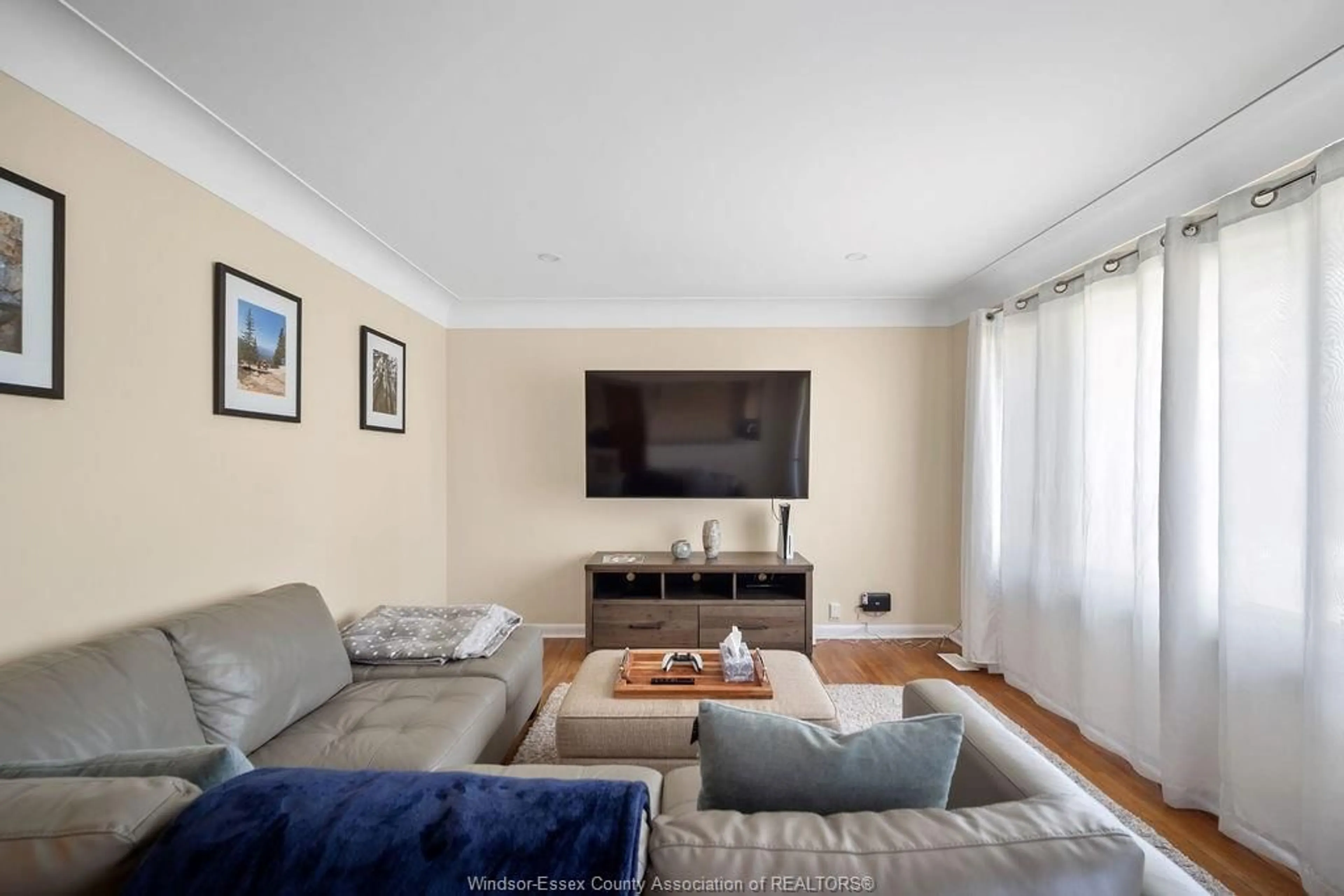 Living room with furniture, unknown for 1175 REEDMERE Ave, Windsor Ontario N8S 2M2