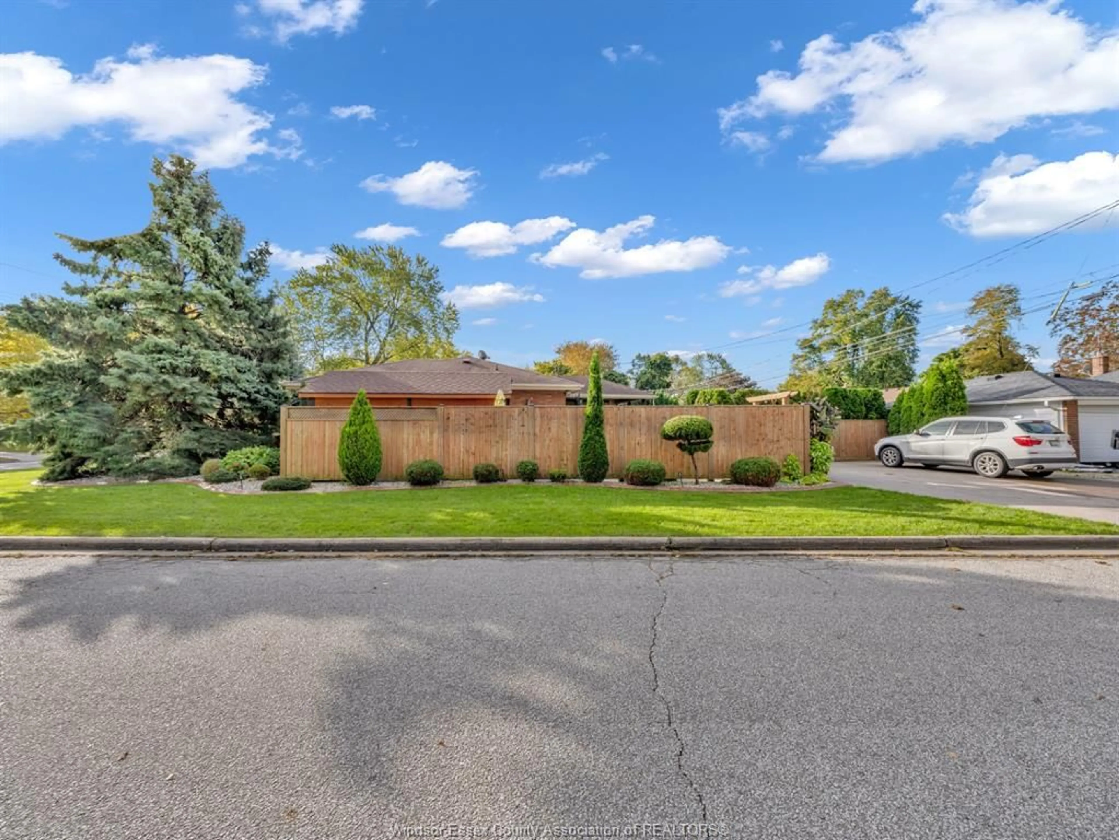 A pic from outside/outdoor area/front of a property/back of a property/a pic from drone, unknown for 1007 RIVERDALE Ave, Windsor Ontario N8S 4C5