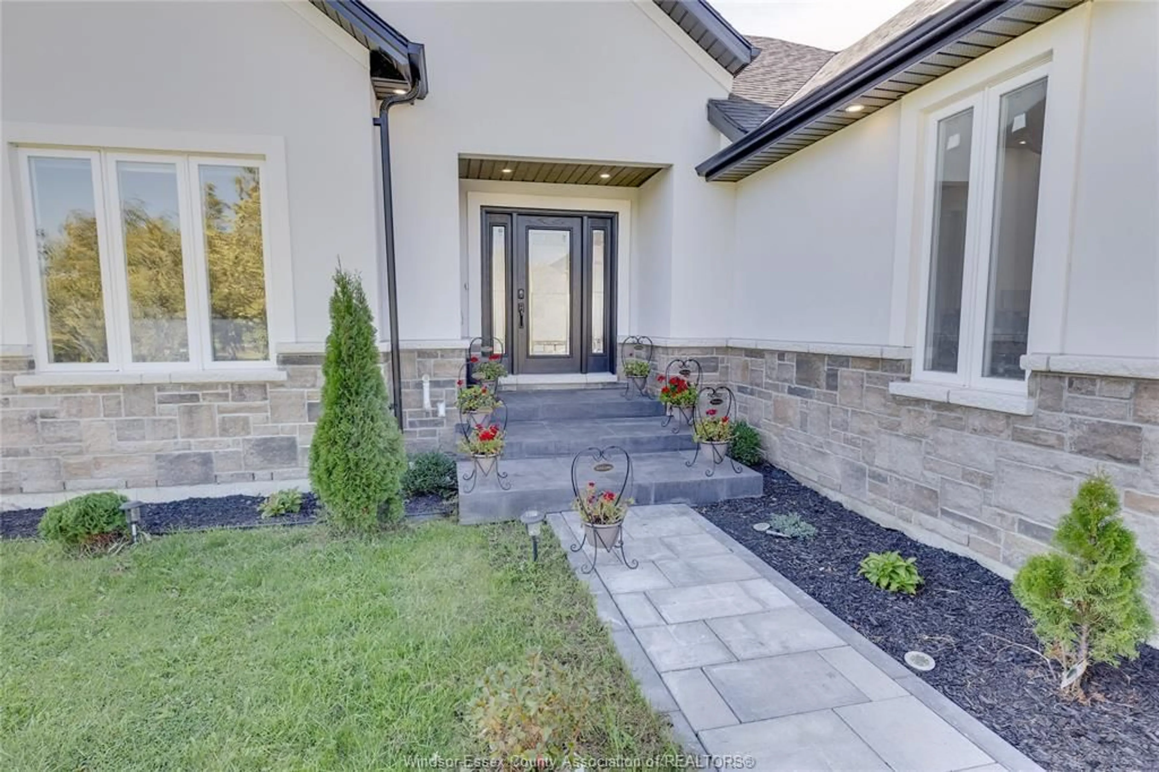 Indoor entryway for 225 ERIE St, Merlin Ontario N0P 1W0