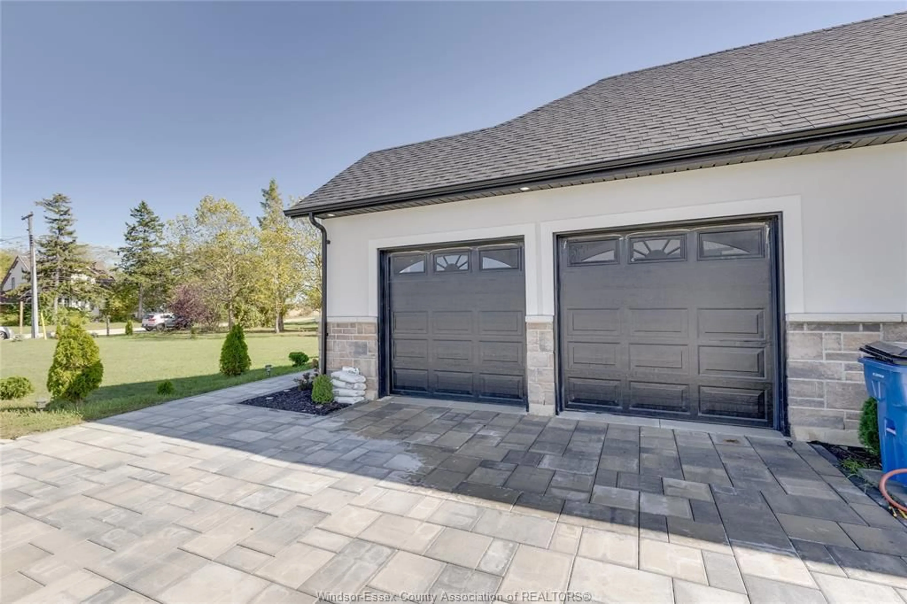 Indoor garage for 225 ERIE St, Merlin Ontario N0P 1W0