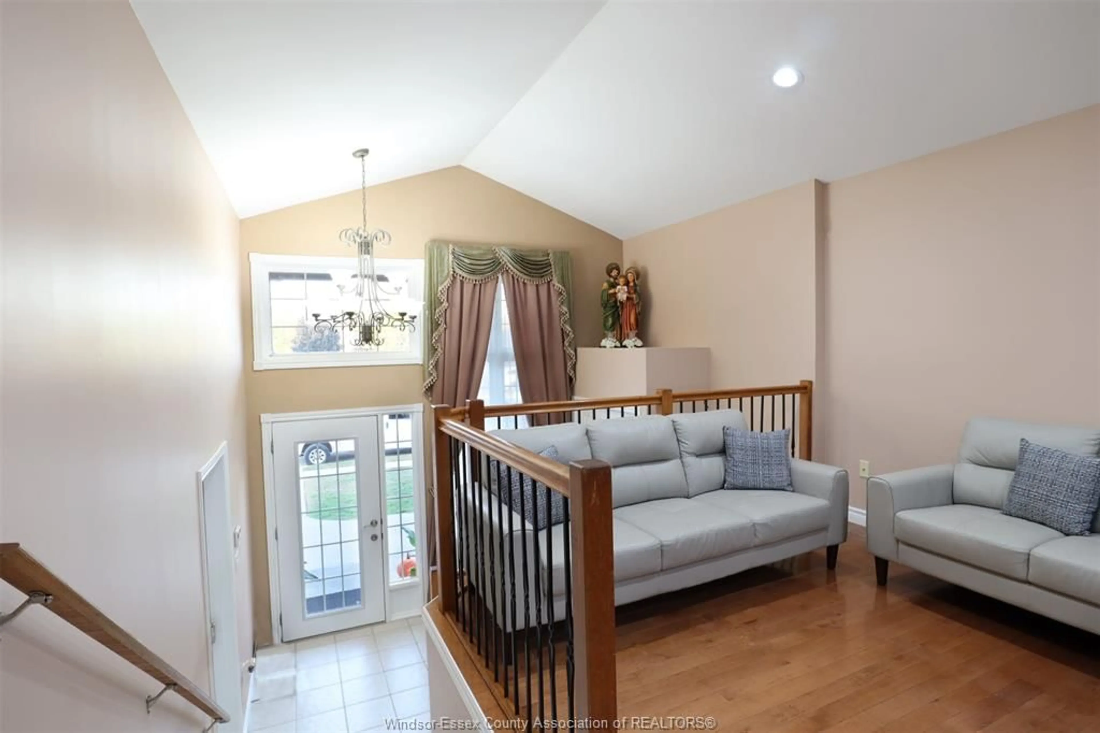 Indoor entryway for 1541 MERIDIAN St, Windsor Ontario N9G 3E5