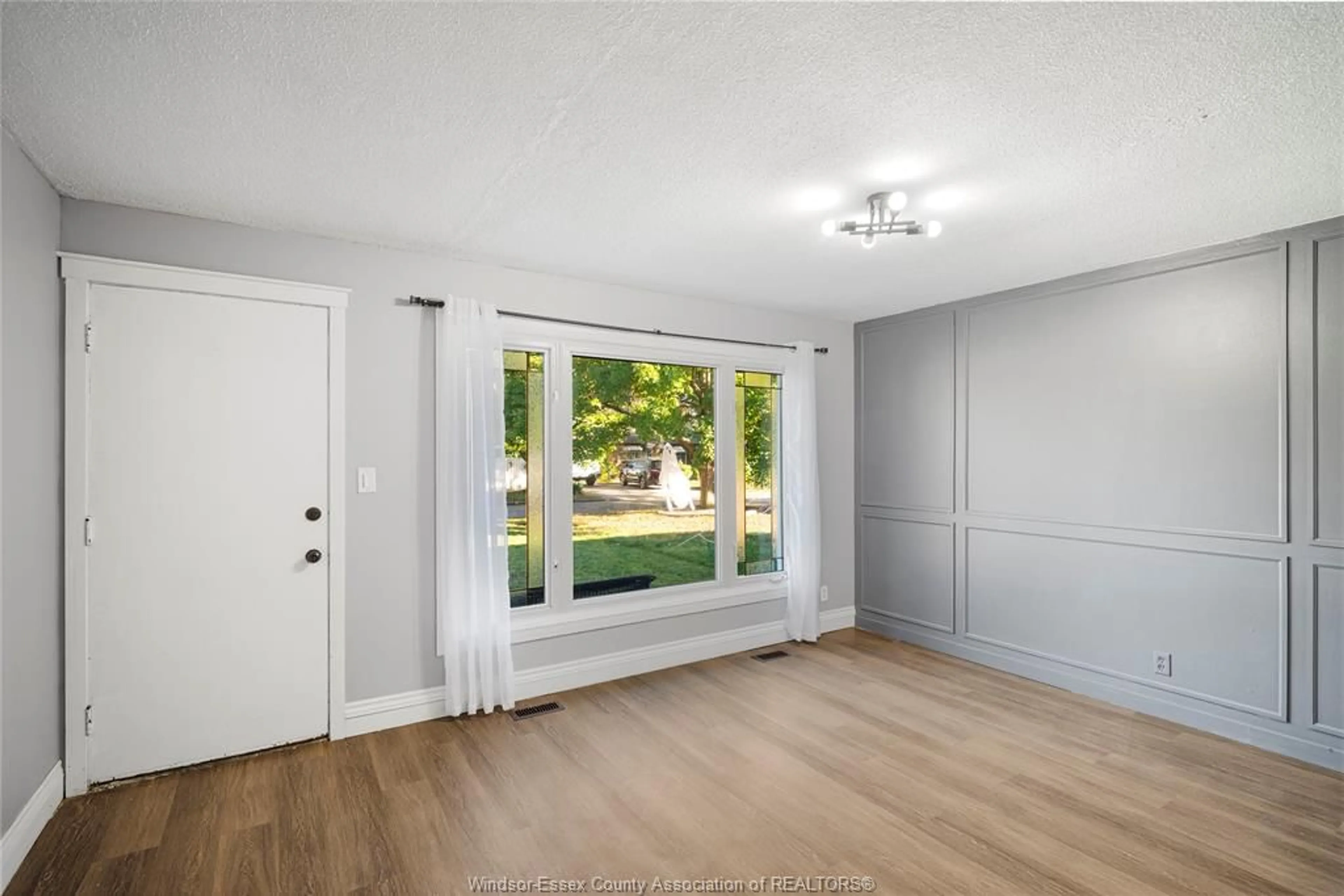 Indoor entryway for 3752 BLACKBURN Court, Windsor Ontario N9C 2E7