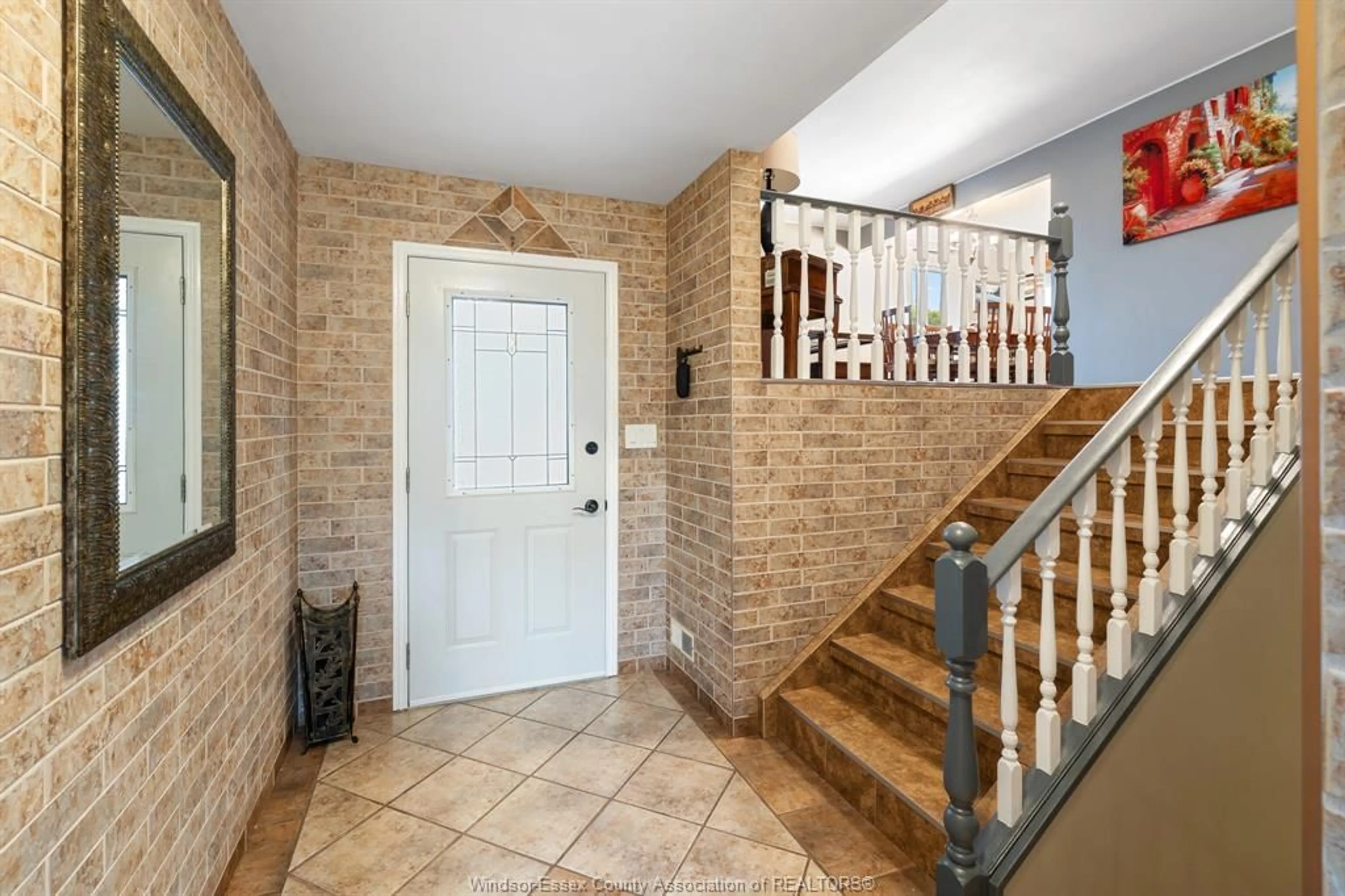 Indoor foyer for 12049 ORCHARD Dr, Tecumseh Ontario N8N 4A1