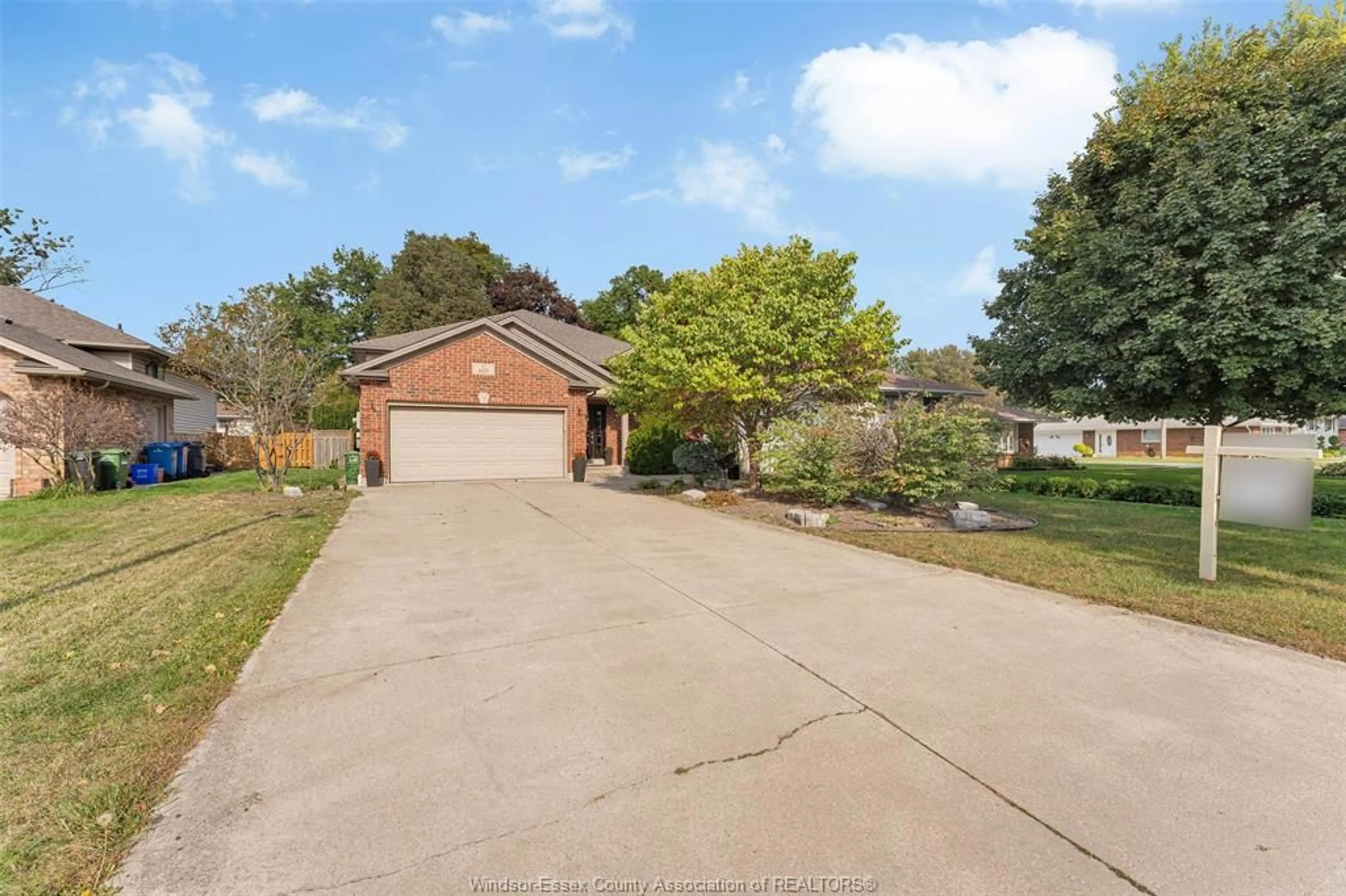 A pic from outside/outdoor area/front of a property/back of a property/a pic from drone, street for 489 Kenwood Blvd., LaSalle Ontario N9J 2L8