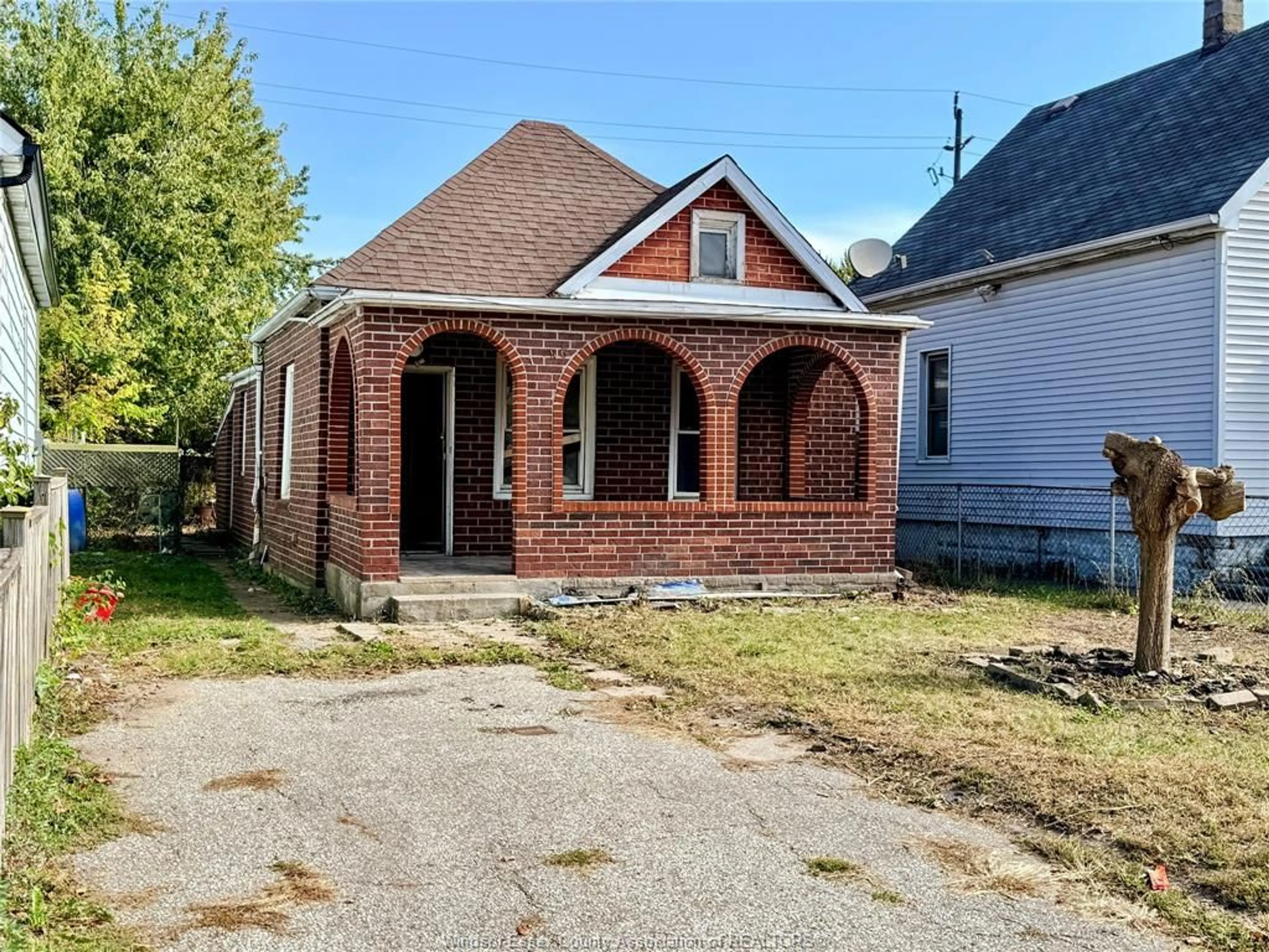 Home with brick exterior material, street for 1046 LILLIAN, Windsor Ontario N9A 1V7
