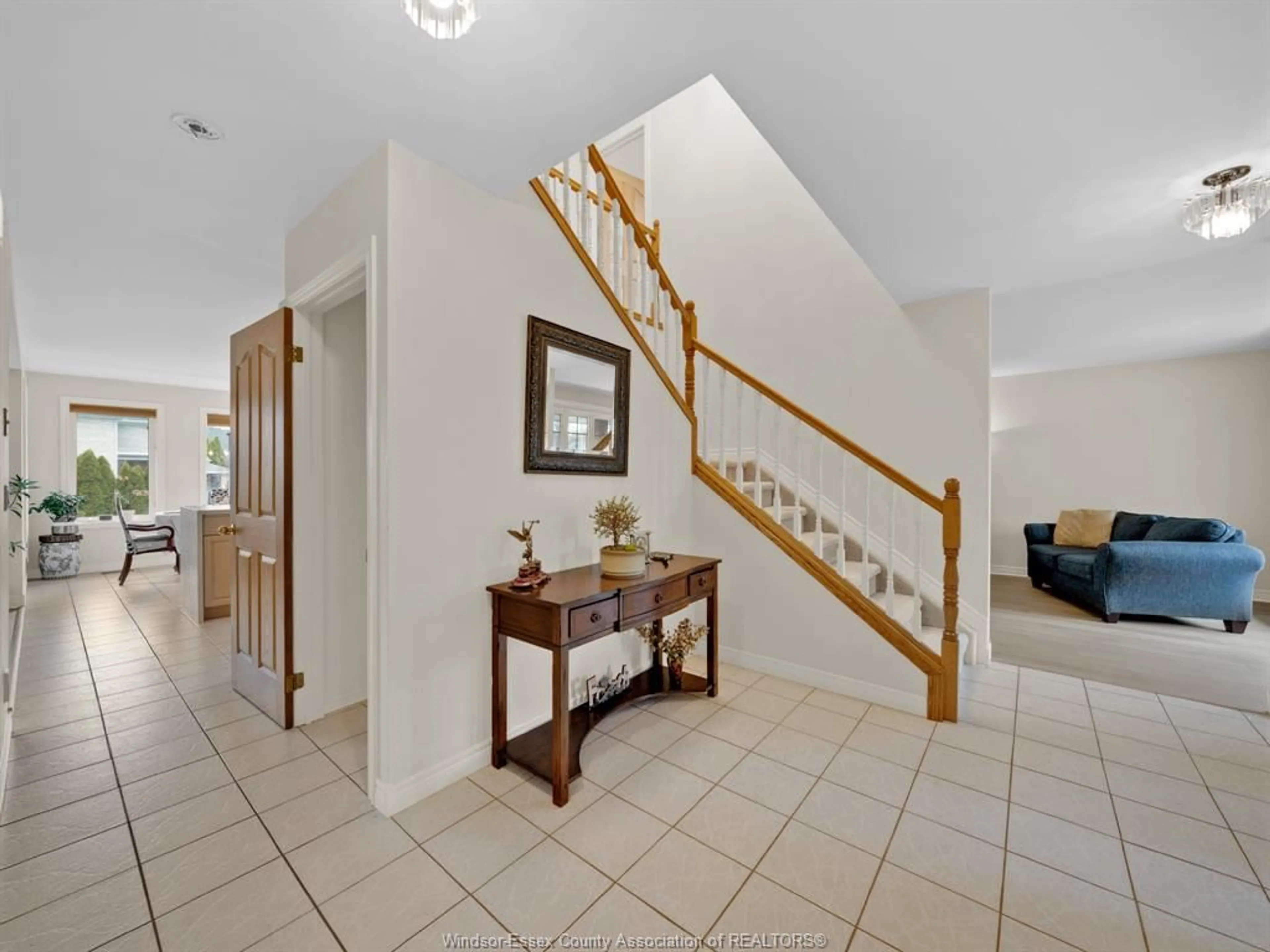 Indoor foyer for 137 SEYMOUR Cres, Lakeshore Ontario N8N 4X9