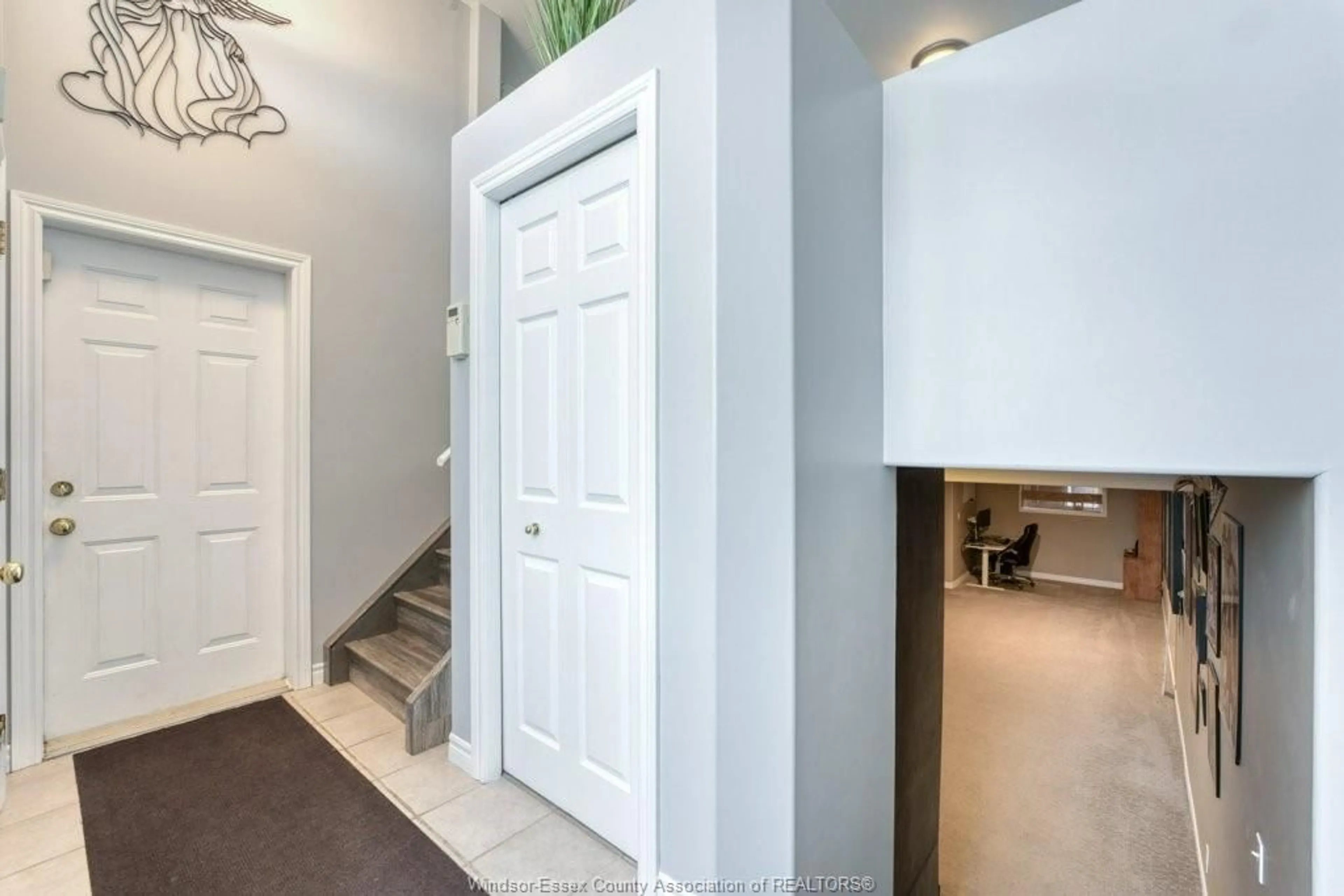 Indoor entryway for 2384 RADCLIFF Ave, Windsor Ontario N8P 1V5