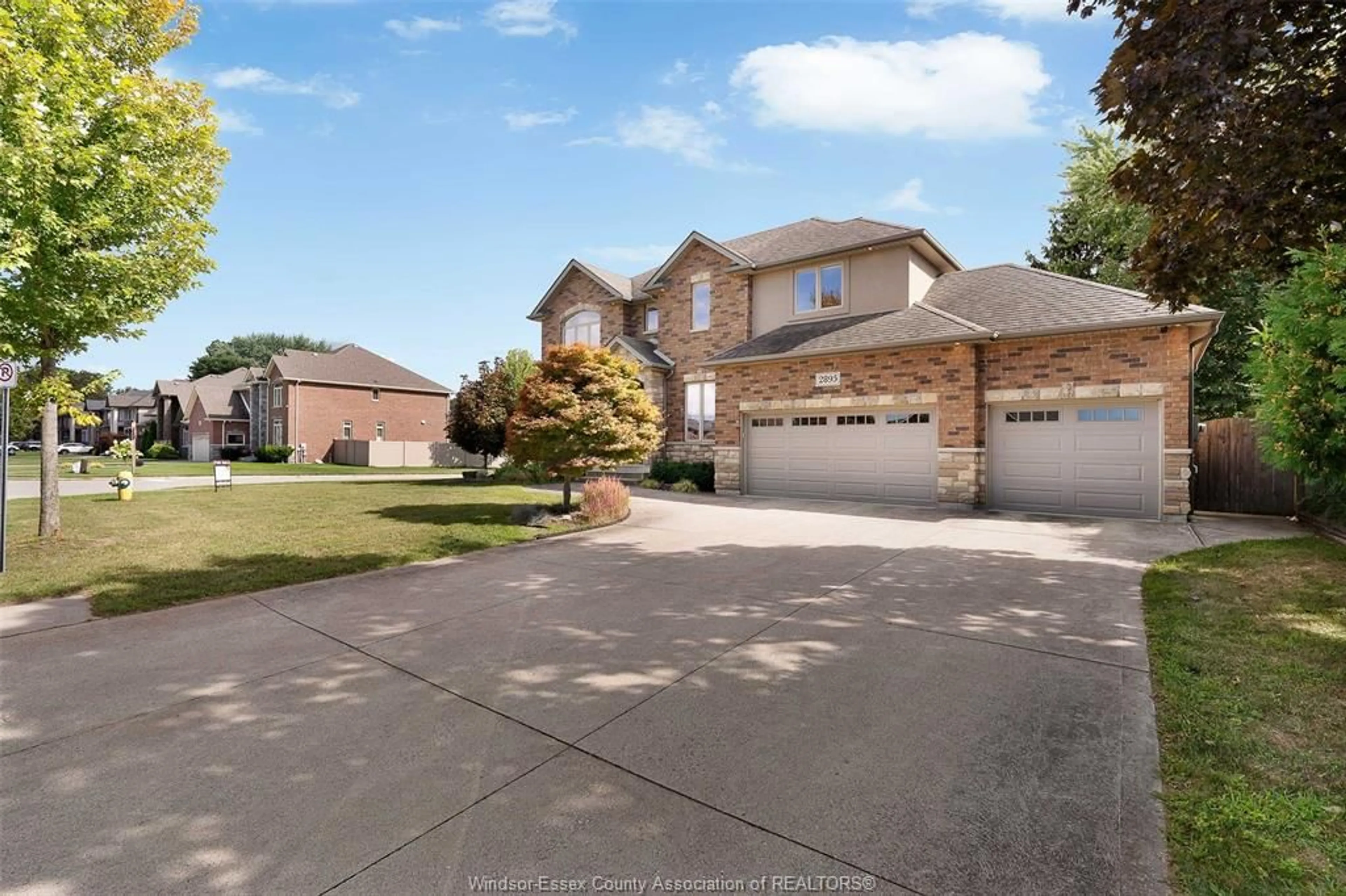 A pic from outside/outdoor area/front of a property/back of a property/a pic from drone, street for 2895 BROOKLYN Ave, LaSalle Ontario N9H 1C7