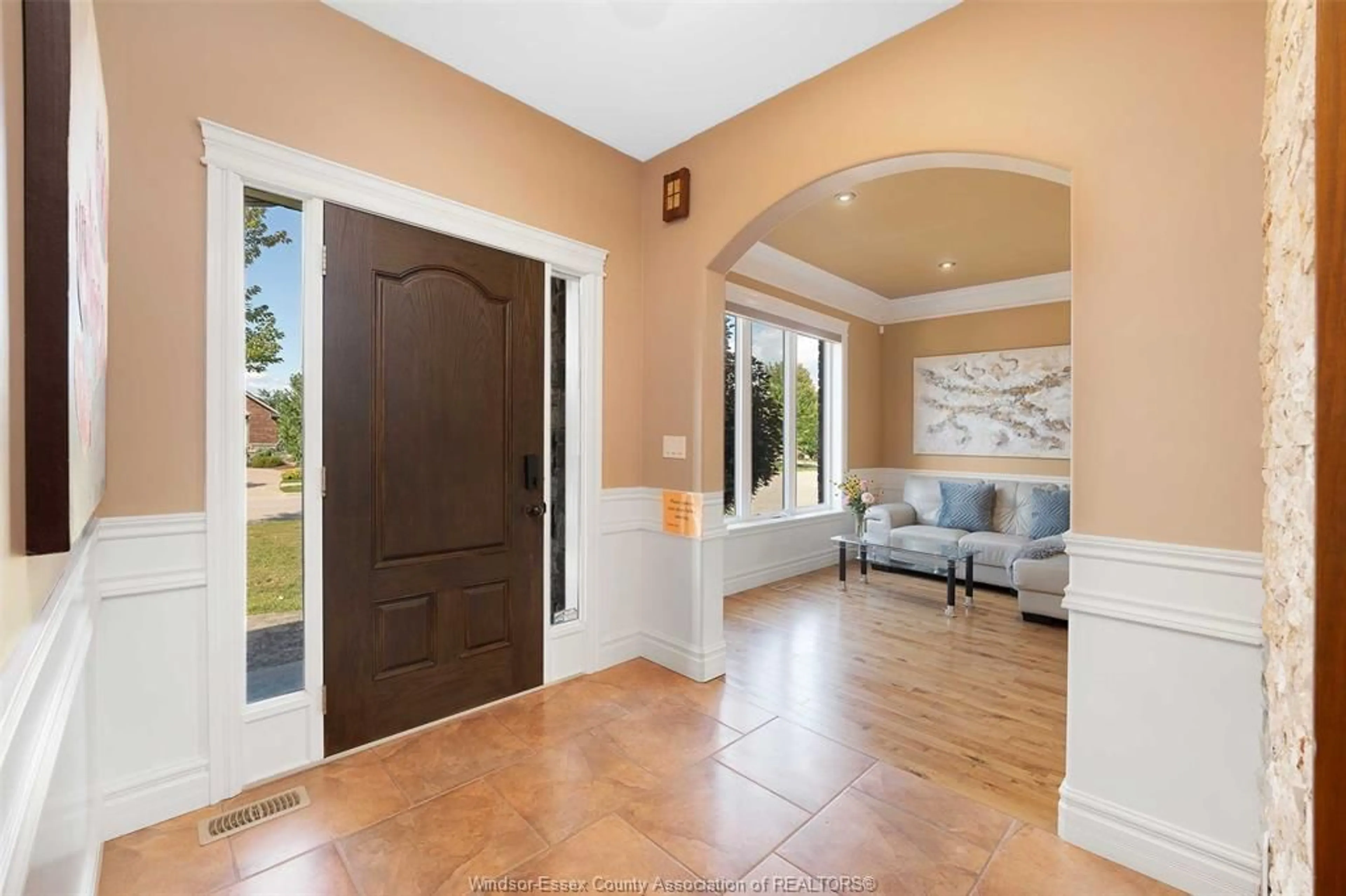 Indoor entryway for 2895 BROOKLYN Ave, LaSalle Ontario N9H 1C7