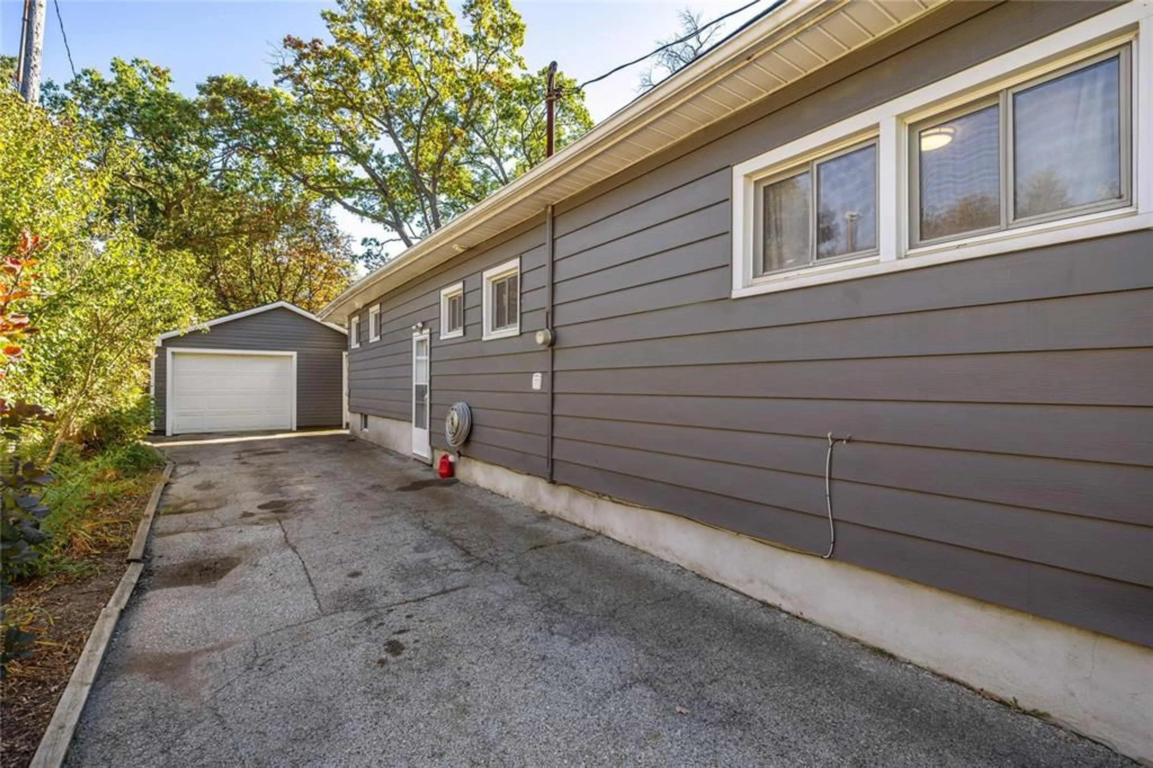 Unknown for 565 ERROL Rd, Sarnia Ontario N7V 2B9
